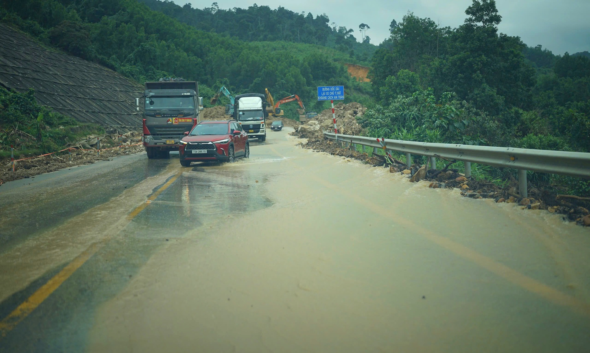Hình ảnh ngày đầu cao tốc La Sơn - Hòa Liên thông xe sau sạt lở- Ảnh 9.