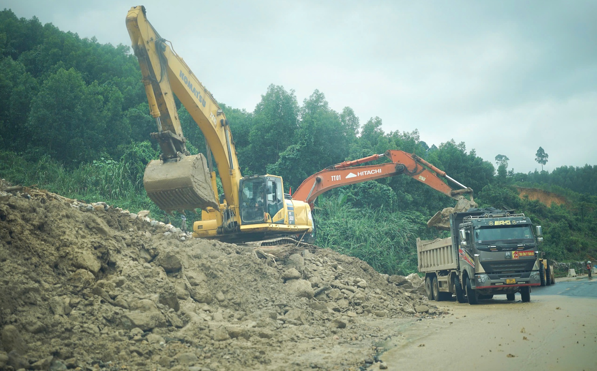 Hình ảnh ngày đầu cao tốc La Sơn - Hòa Liên thông xe sau sạt lở- Ảnh 10.