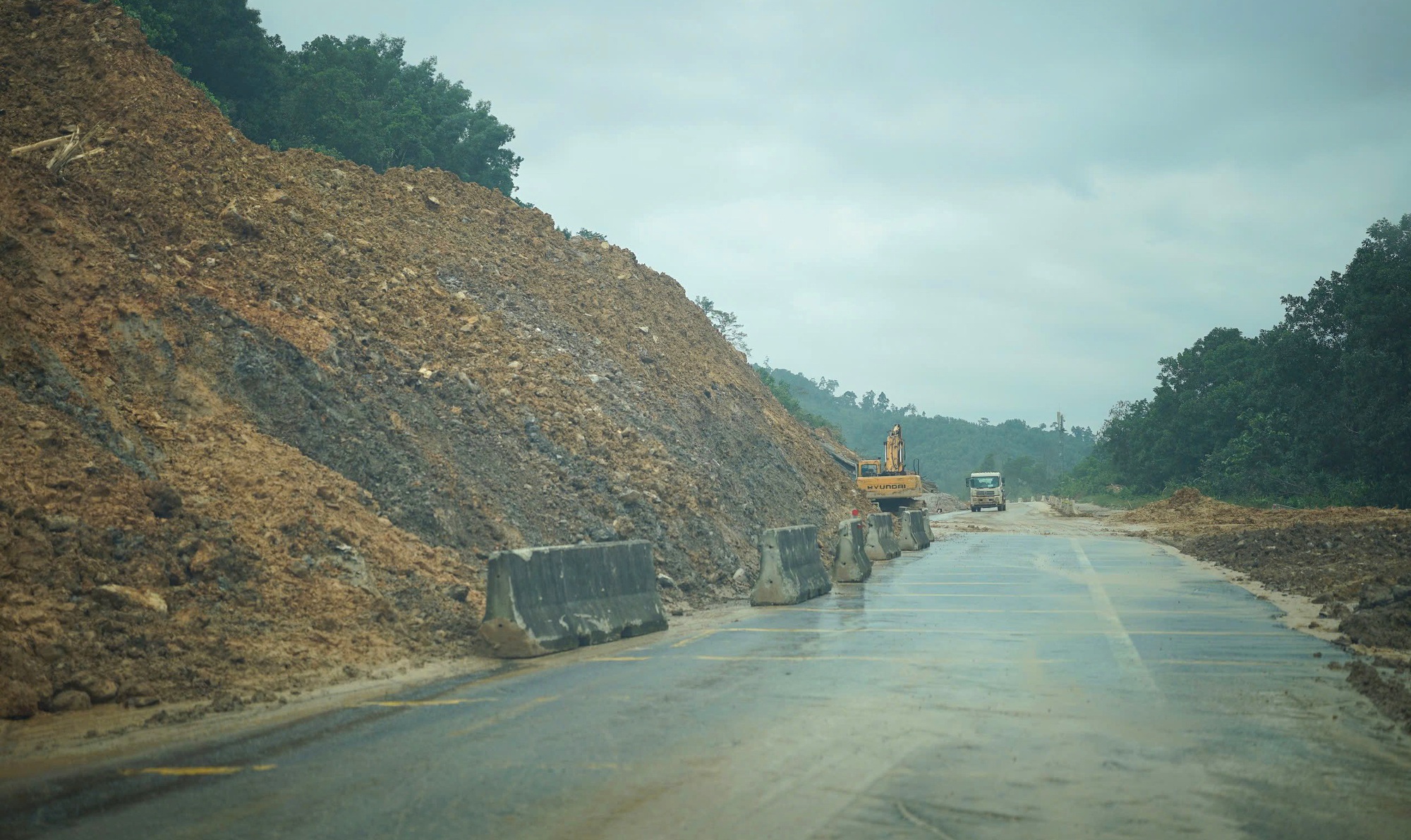 Hình ảnh ngày đầu cao tốc La Sơn - Hòa Liên thông xe sau sạt lở- Ảnh 14.