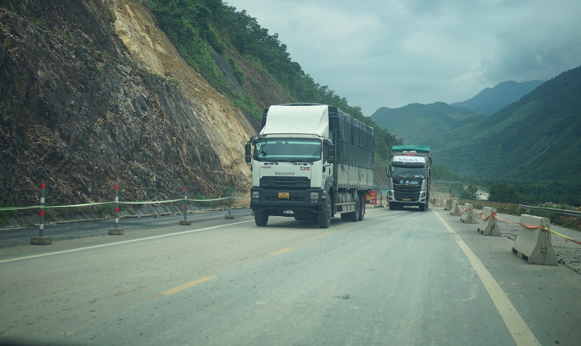 Hình ảnh ngày đầu cao tốc La Sơn - Hòa Liên thông xe sau sạt lở- Ảnh 12.