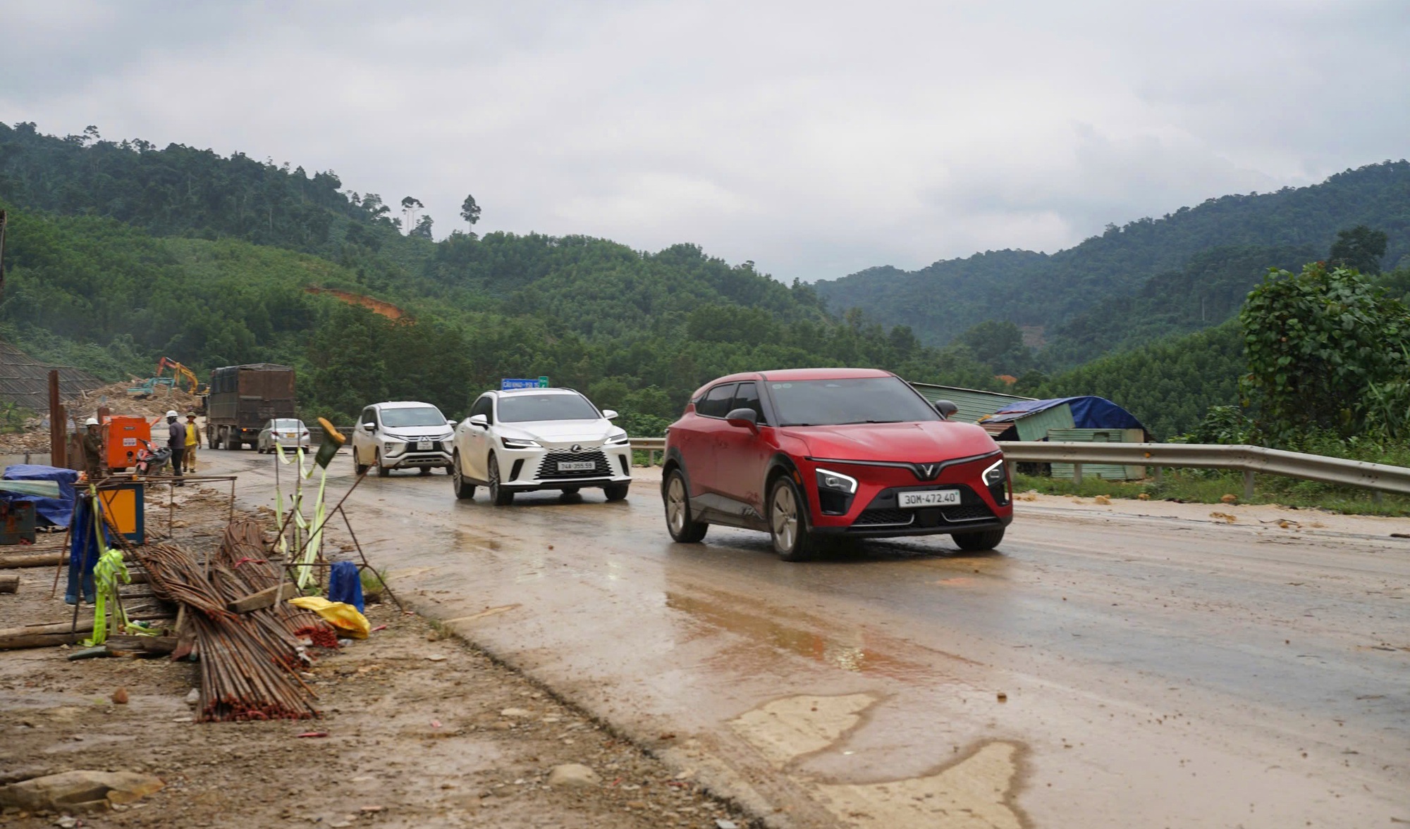 Hình ảnh ngày đầu cao tốc La Sơn - Hòa Liên thông xe sau sạt lở- Ảnh 13.