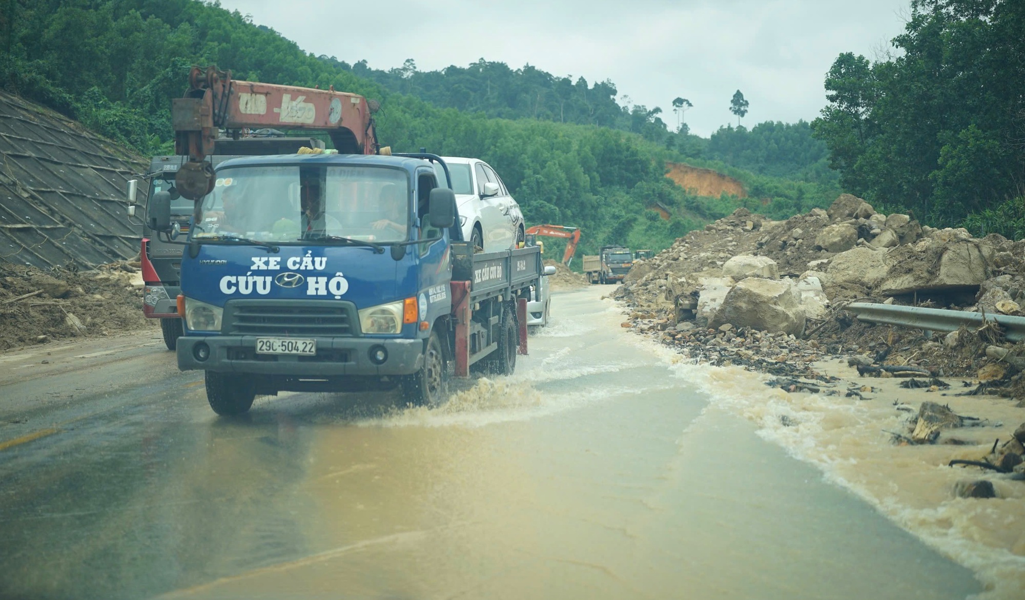 Hình ảnh ngày đầu cao tốc La Sơn - Hòa Liên thông xe sau sạt lở- Ảnh 15.