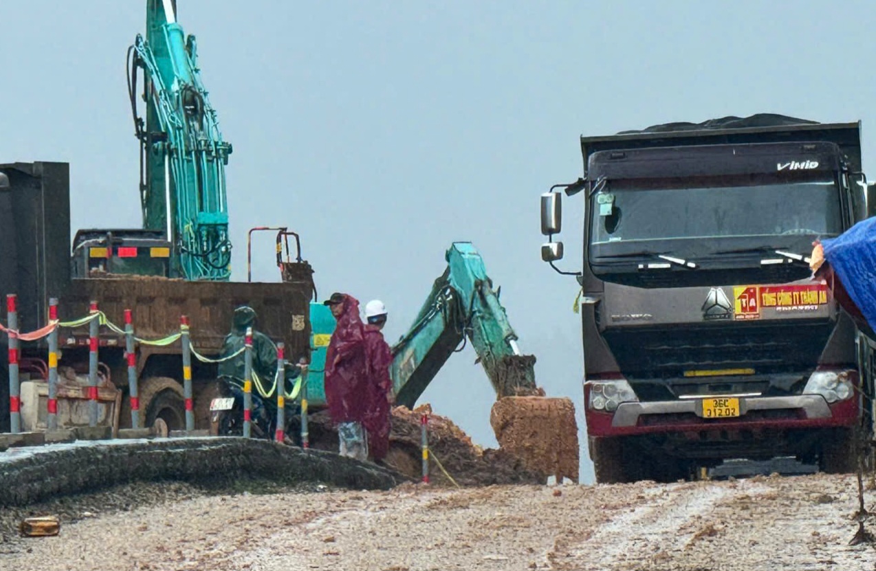 Hình ảnh ngày đầu cao tốc La Sơn - Hòa Liên thông xe sau sạt lở- Ảnh 17.