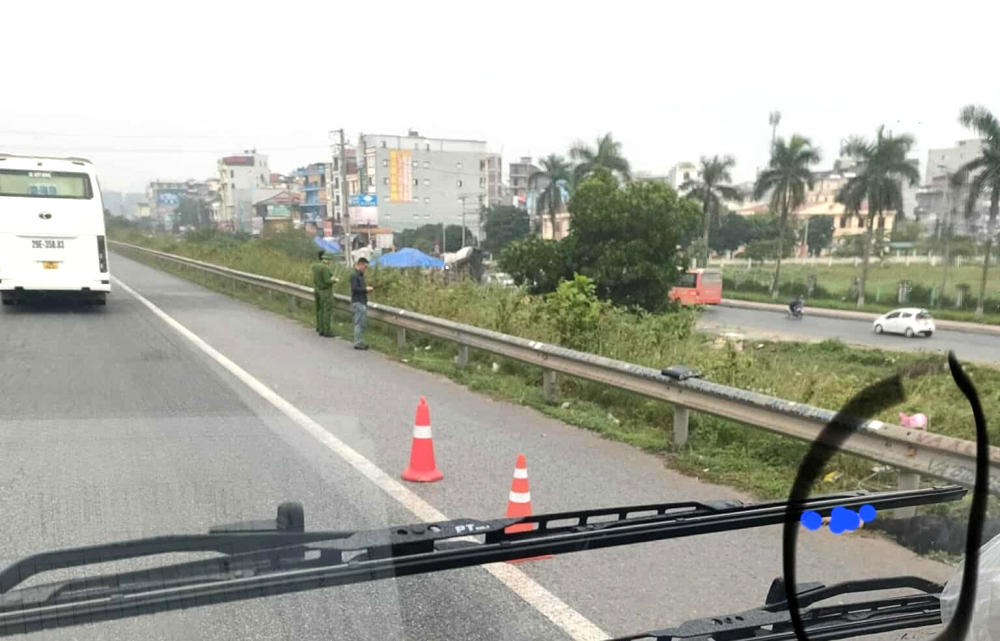 Truy tìm phương tiện liên quan vụ tai nạn chết người trên cao tốc Hà Nội - Bắc Giang- Ảnh 1.