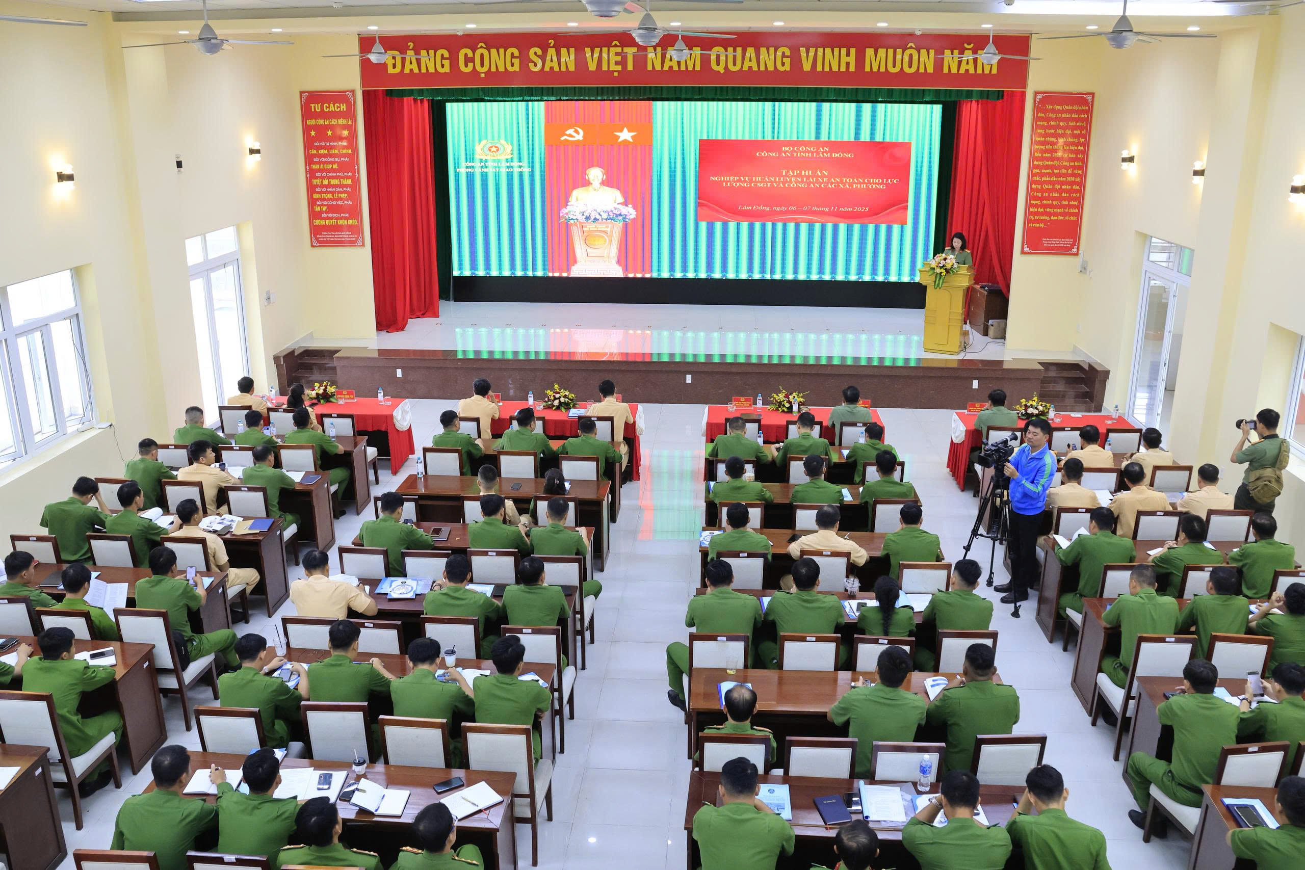 Đồng loạt tuyên truyền ATGT cho học sinh tại gần 60 trường ở Lâm Đồng- Ảnh 2.