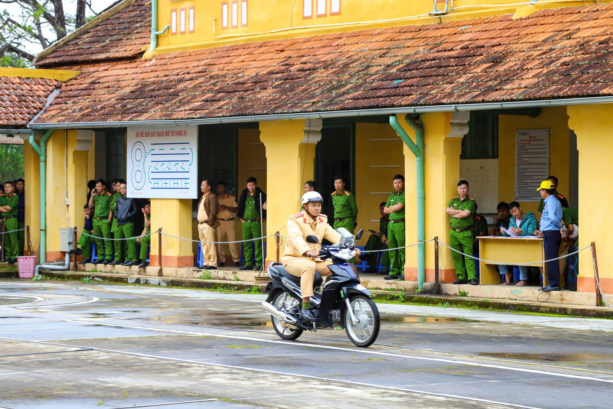 Đồng loạt tuyên truyền ATGT cho học sinh tại gần 60 trường ở Lâm Đồng- Ảnh 3.