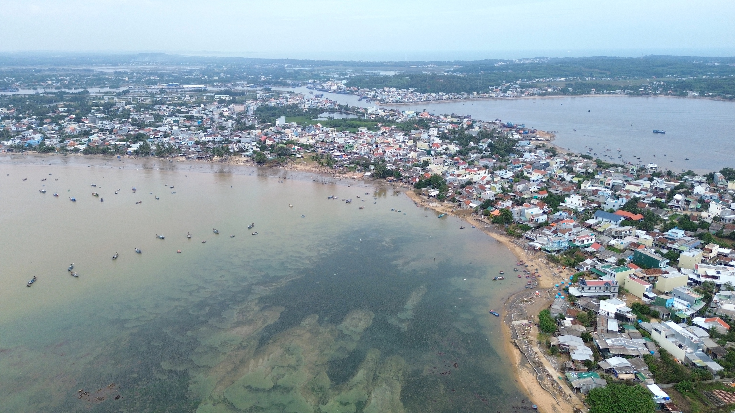 Kè biển giúp người dân Quảng Ngãi chống chọi với những con sóng dữ- Ảnh 17.