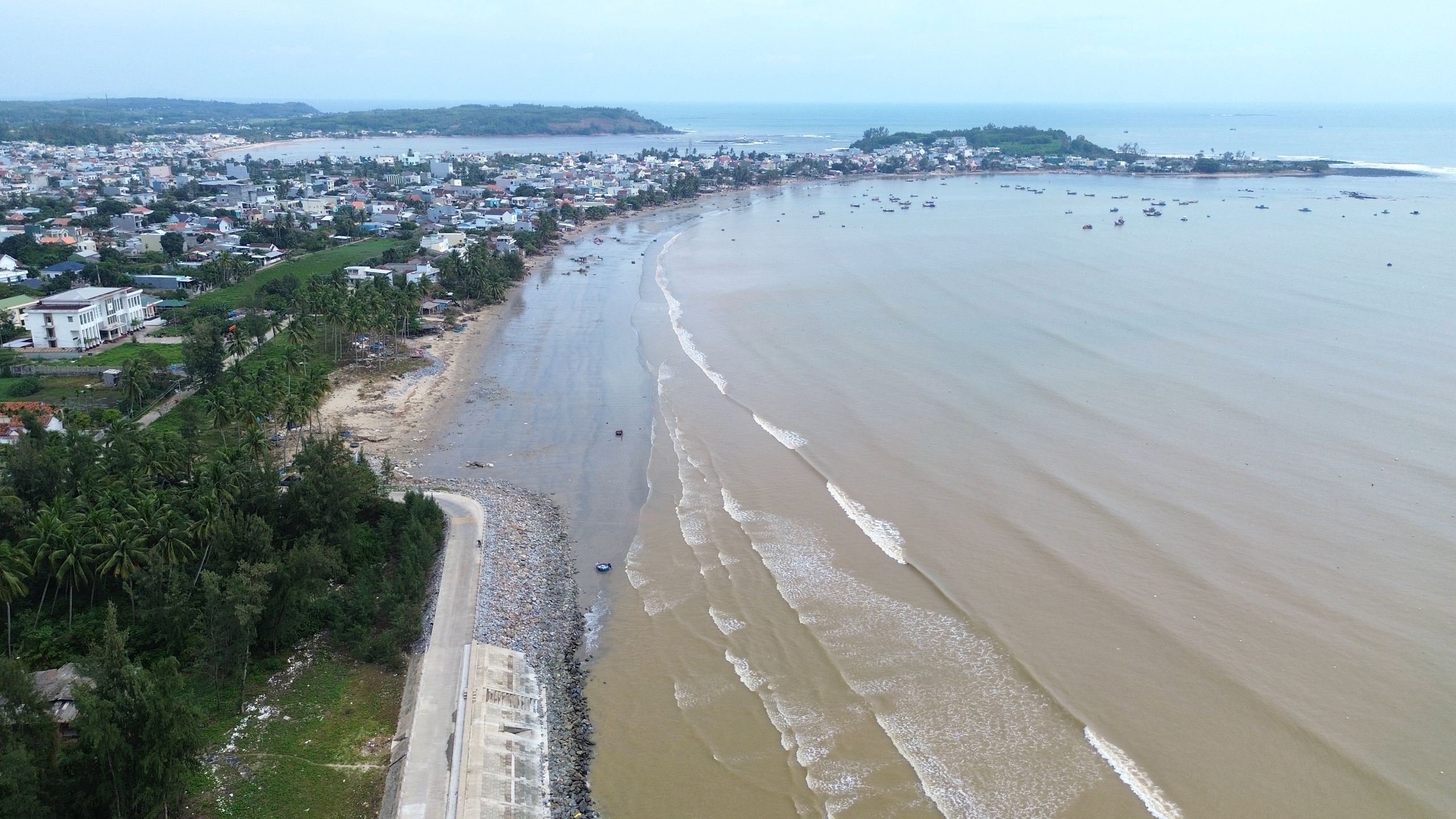 Kè biển giúp người dân Quảng Ngãi chống chọi với những con sóng dữ- Ảnh 14.