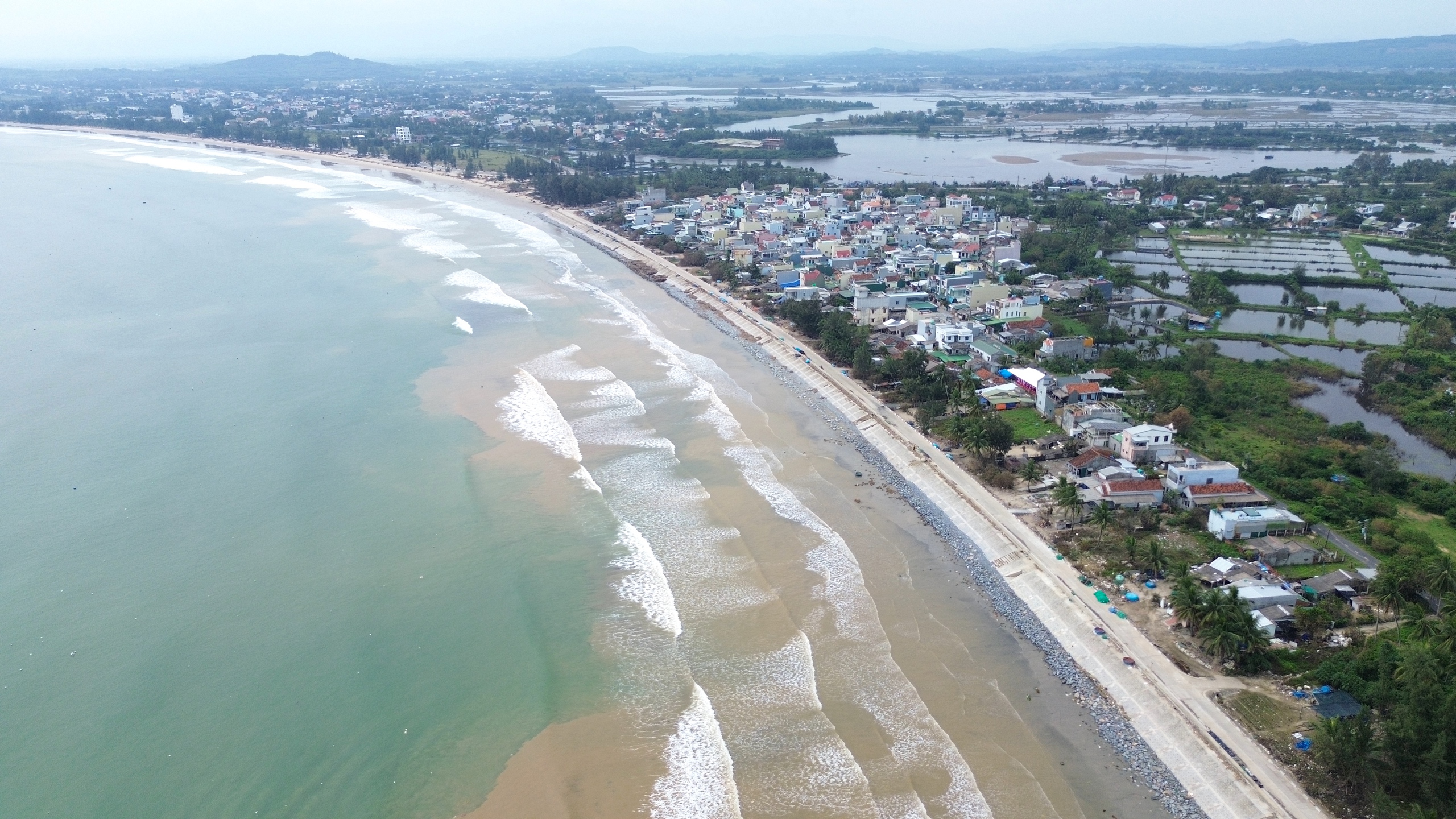 Kè biển giúp người dân Quảng Ngãi chống chọi với những con sóng dữ- Ảnh 18.