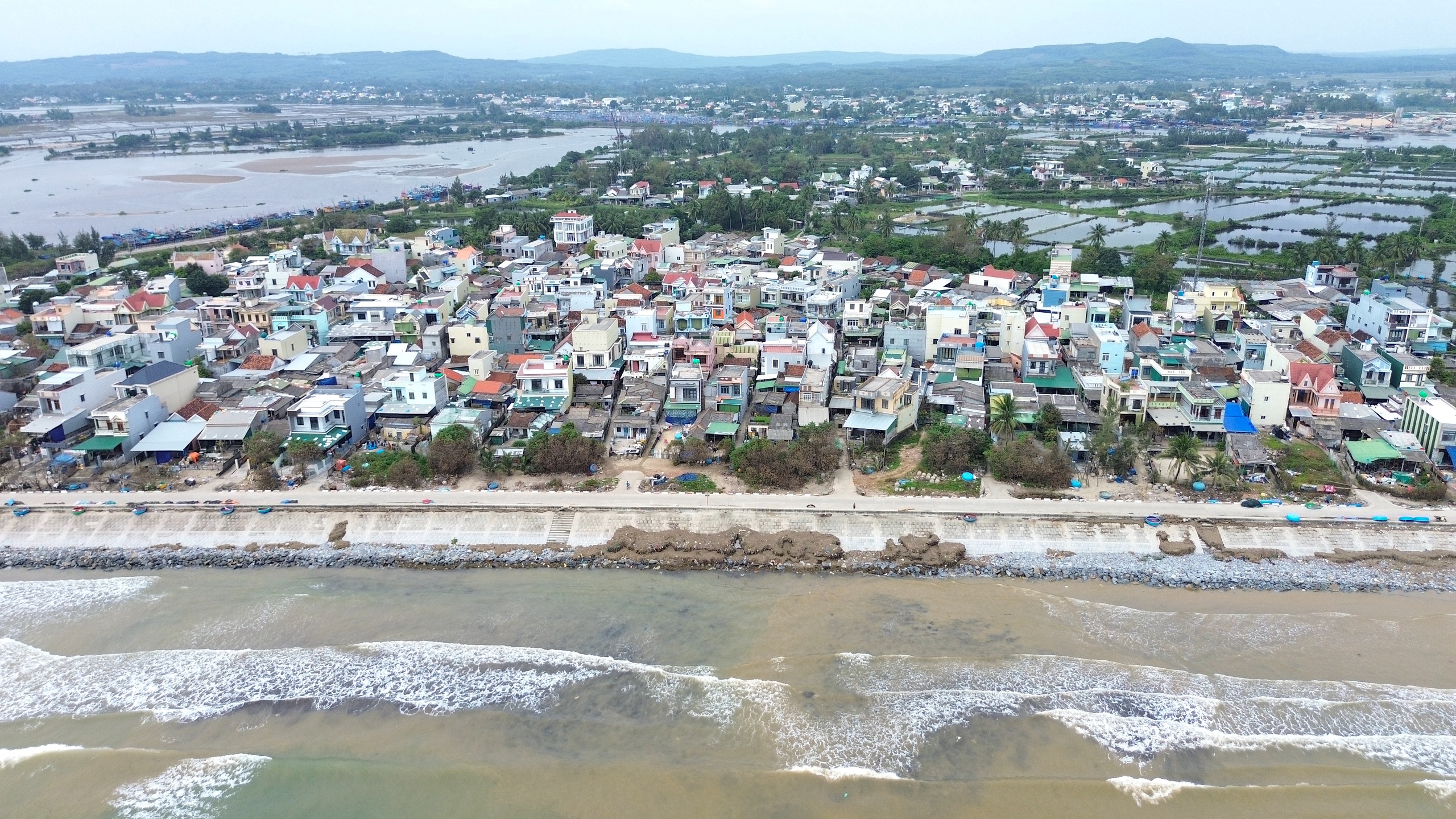 Kè biển giúp người dân Quảng Ngãi chống chọi với những con sóng dữ- Ảnh 11.