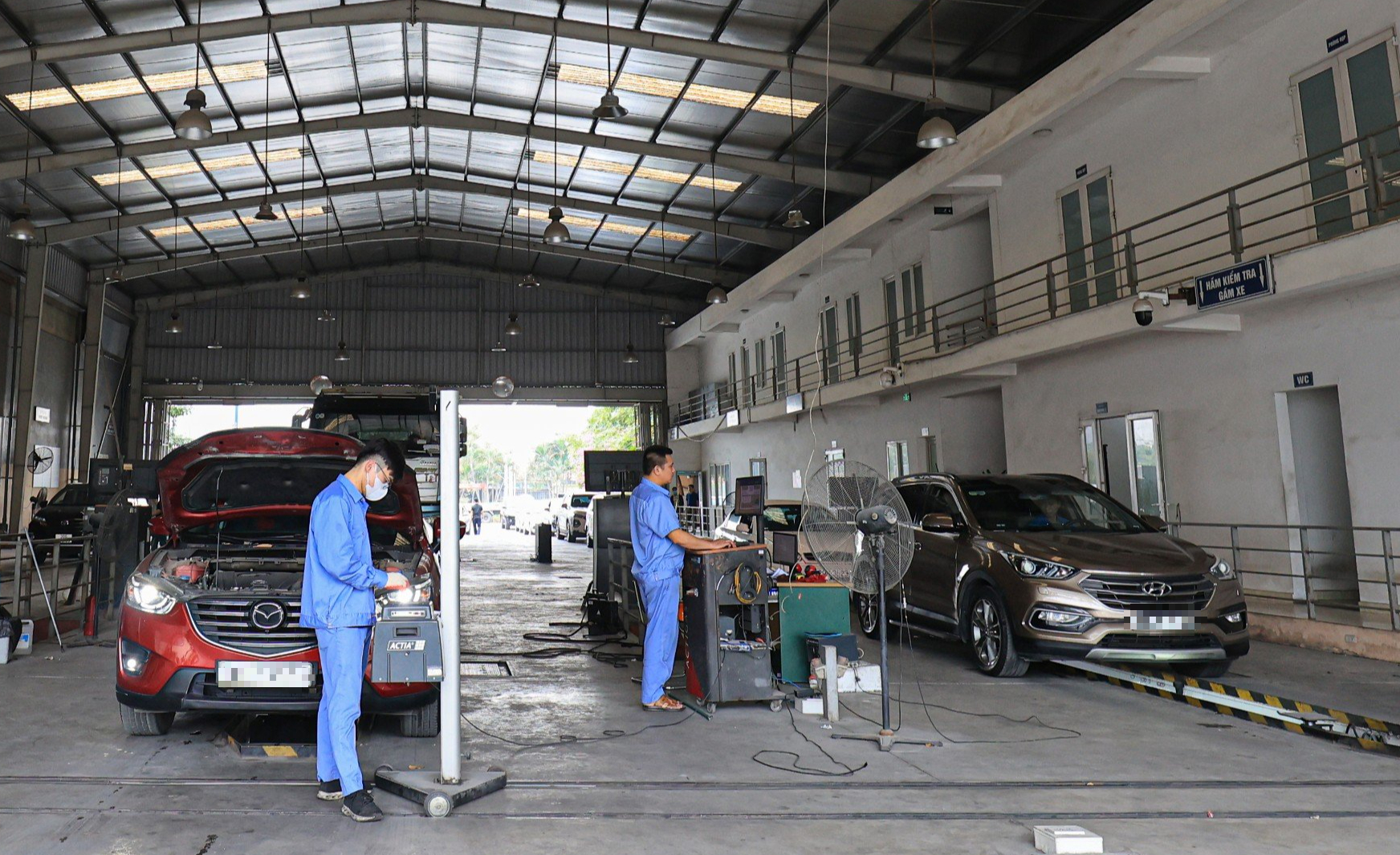 Ô tô biển vàng đổi sang biển trắng, chu kỳ đăng kiểm có thay đổi không?- Ảnh 1. Ô tô biển vàng đổi sang biển trắng, chu kỳ đăng kiểm có thay đổi không?- Ảnh 1.