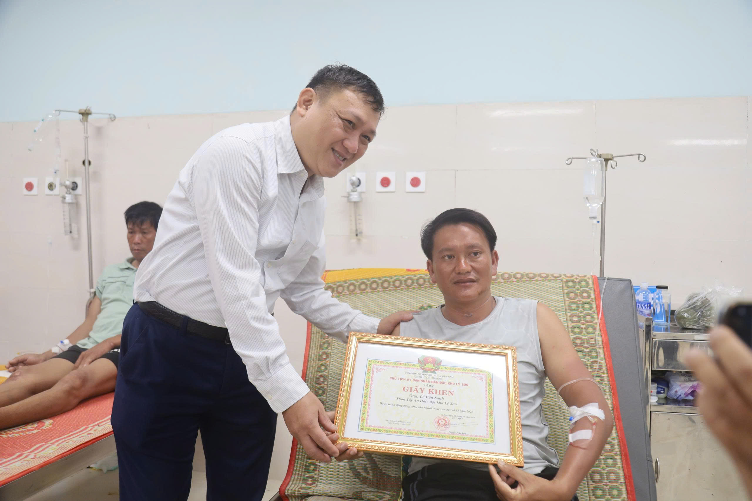 Khen thưởng những ngư dân Quảng Ngãi dũng cảm vật lộn 48 giờ trên biển cứu người- Ảnh 1.