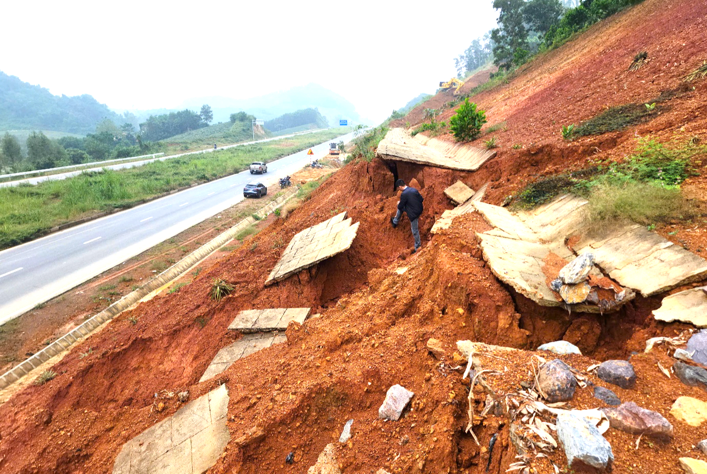 Ninh Bình: Tuyến đường Đông - Tây gần 2.000 tỷ đồng sạt lở ta luy, cần sớm khắc phục- Ảnh 1.