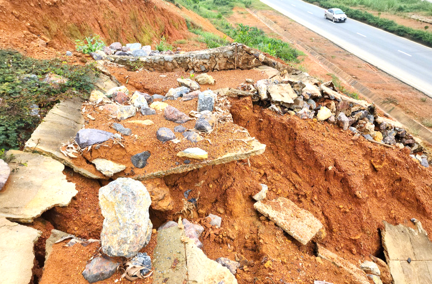 Ninh Bình: Tuyến đường Đông - Tây gần 2.000 tỷ đồng sạt lở ta luy, cần sớm khắc phục- Ảnh 2.
