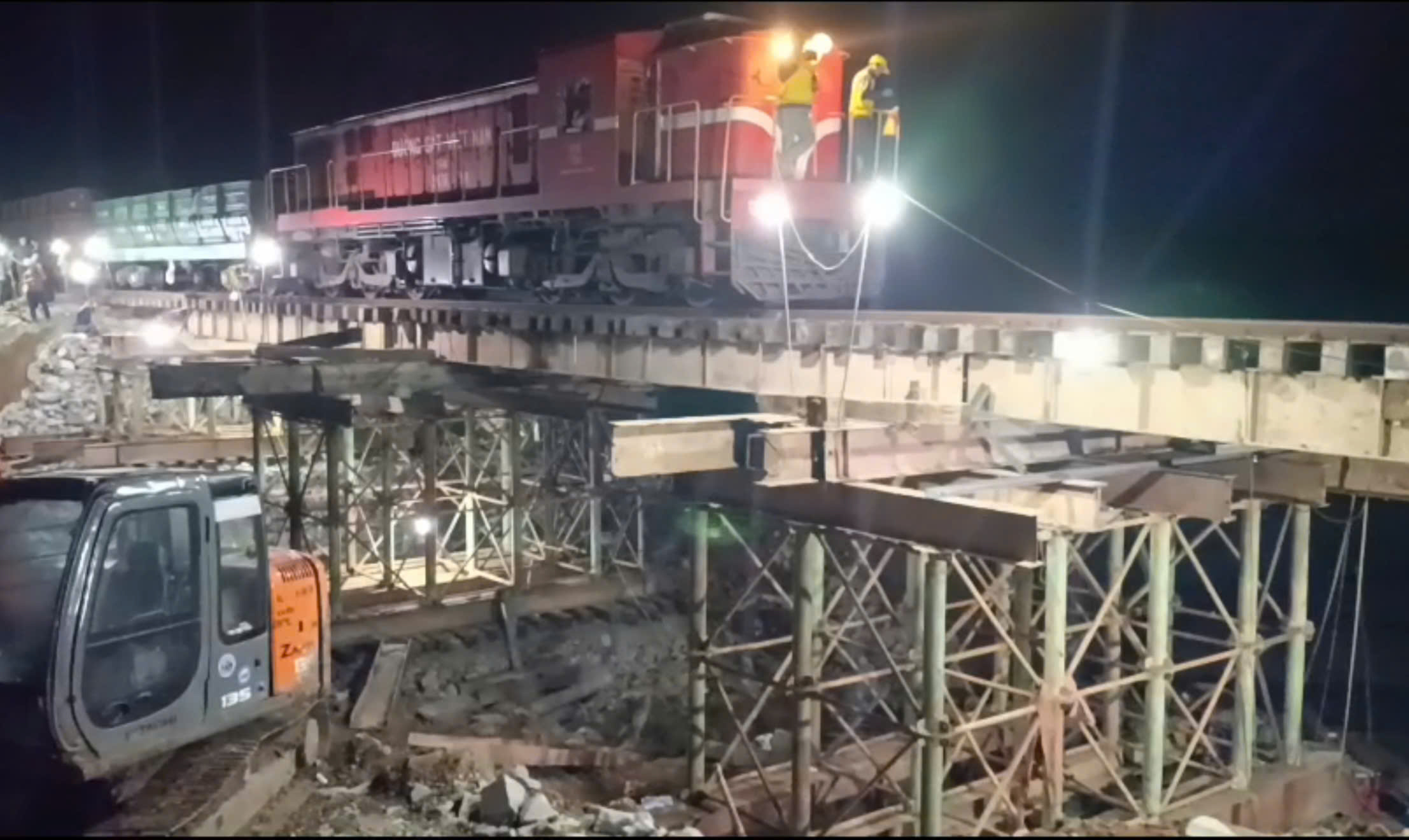 Thông tuyến đường sắt Bắc - Nam: Tàu thử tải chạy thành công qua khu vực sạt lở- Ảnh 1.