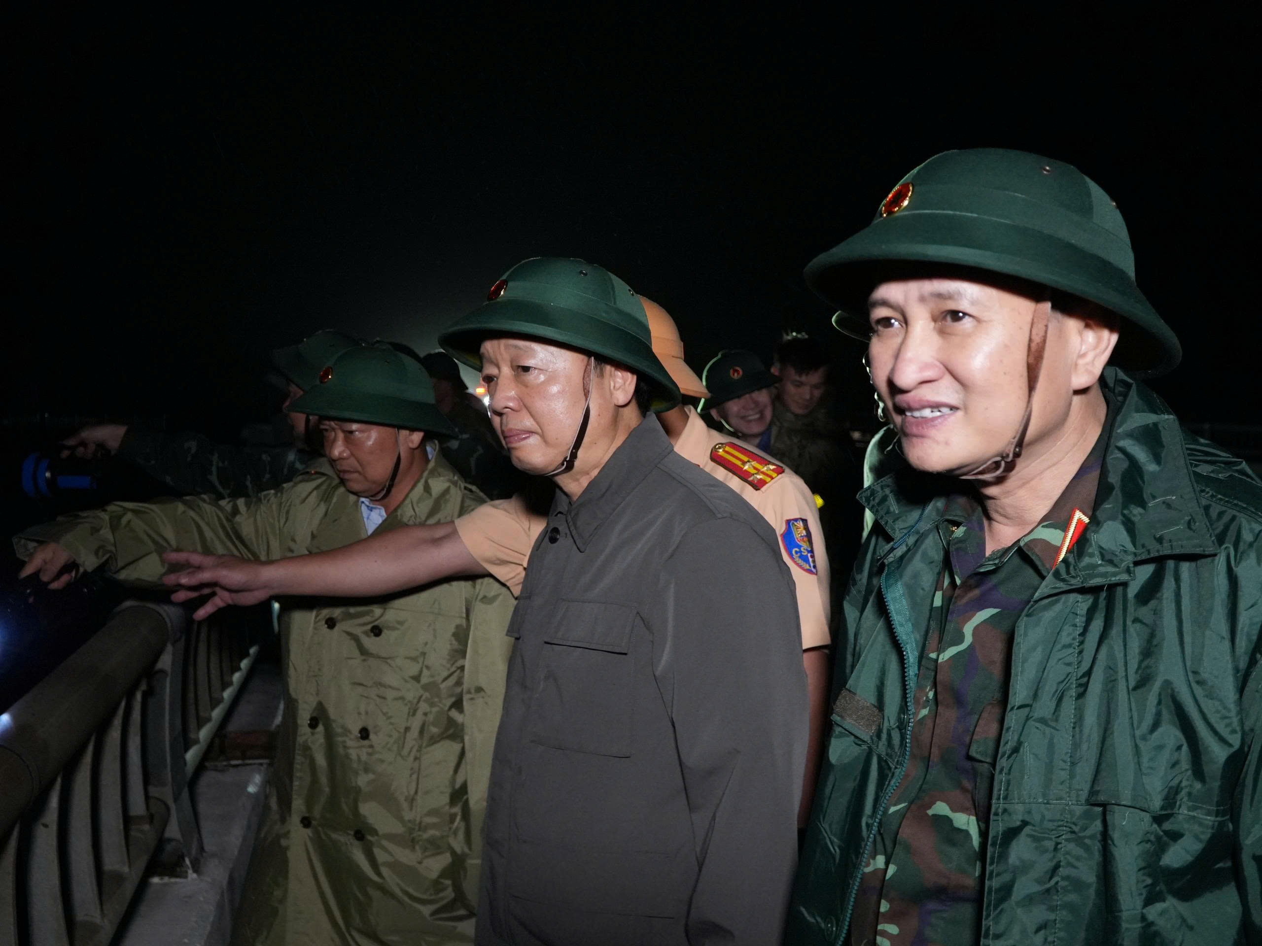 Nơi tâm bão số 13 quét qua: Xây lại cuộc sống từ những đống hoang tàn- Ảnh 2.