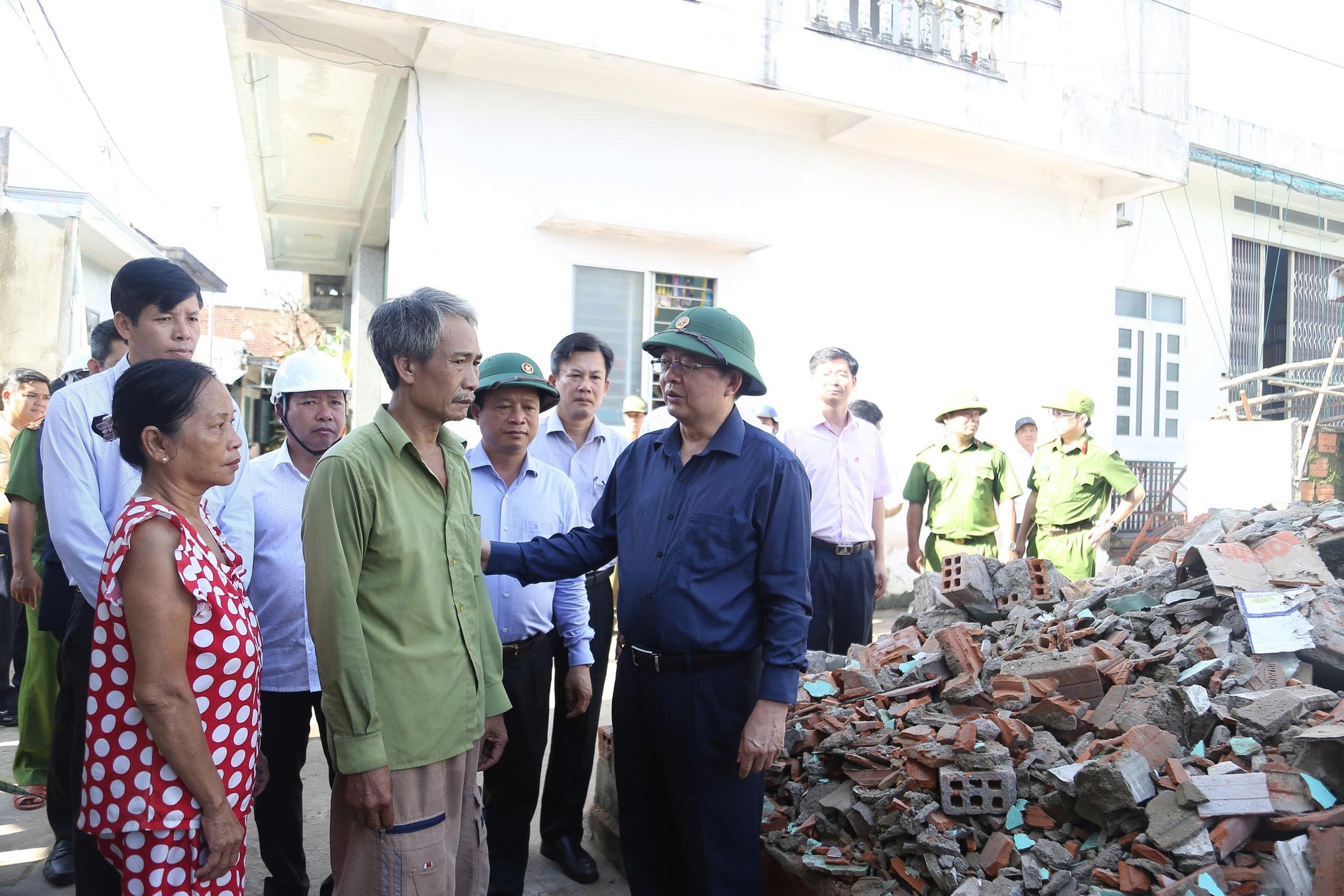Nơi tâm bão số 13 quét qua: Xây lại cuộc sống từ những đống hoang tàn- Ảnh 1.
