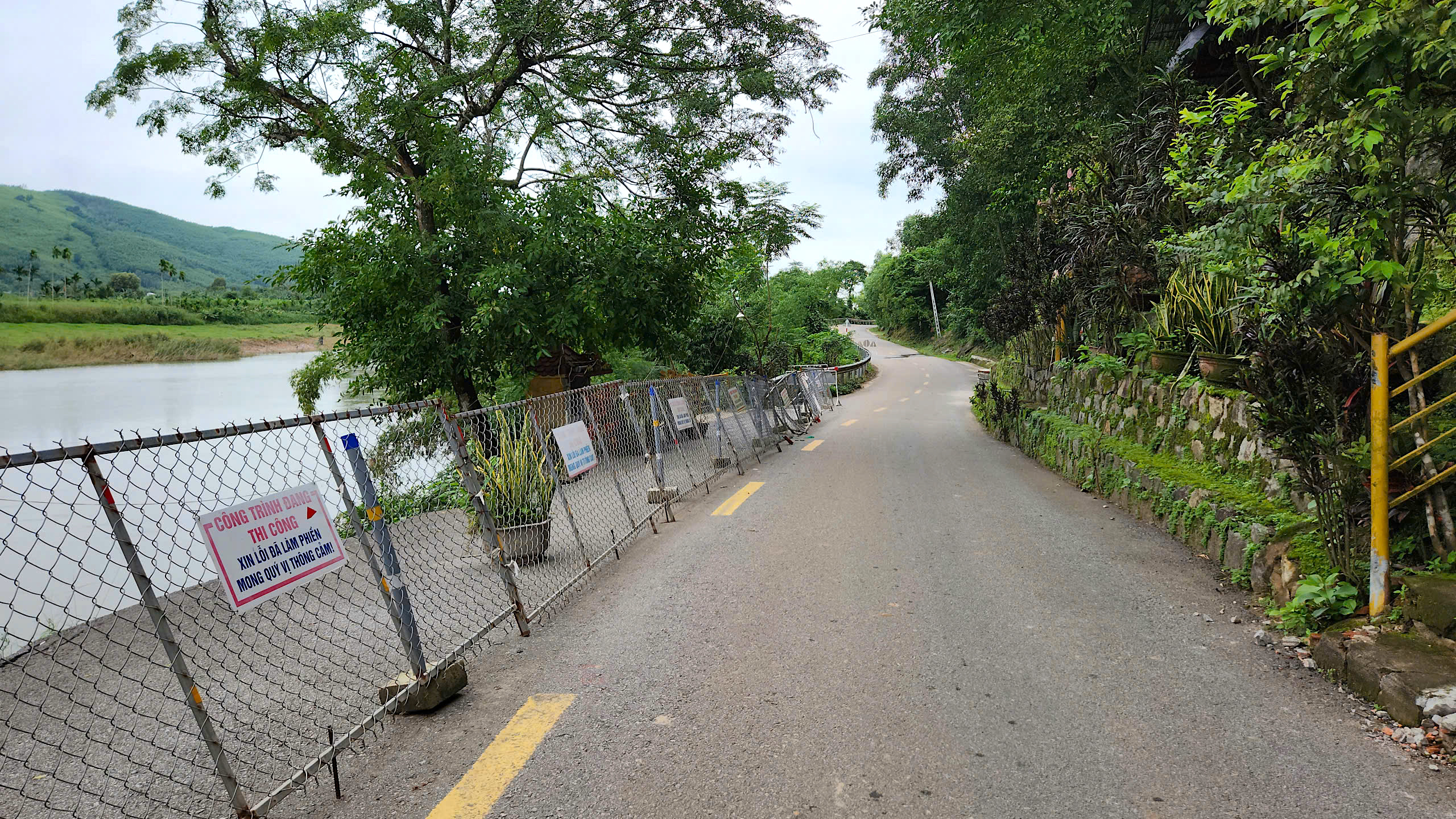 Sạt lở nghiêm trọng trên tuyến đường huyết mạch ở Quảng Ngãi- Ảnh 3.