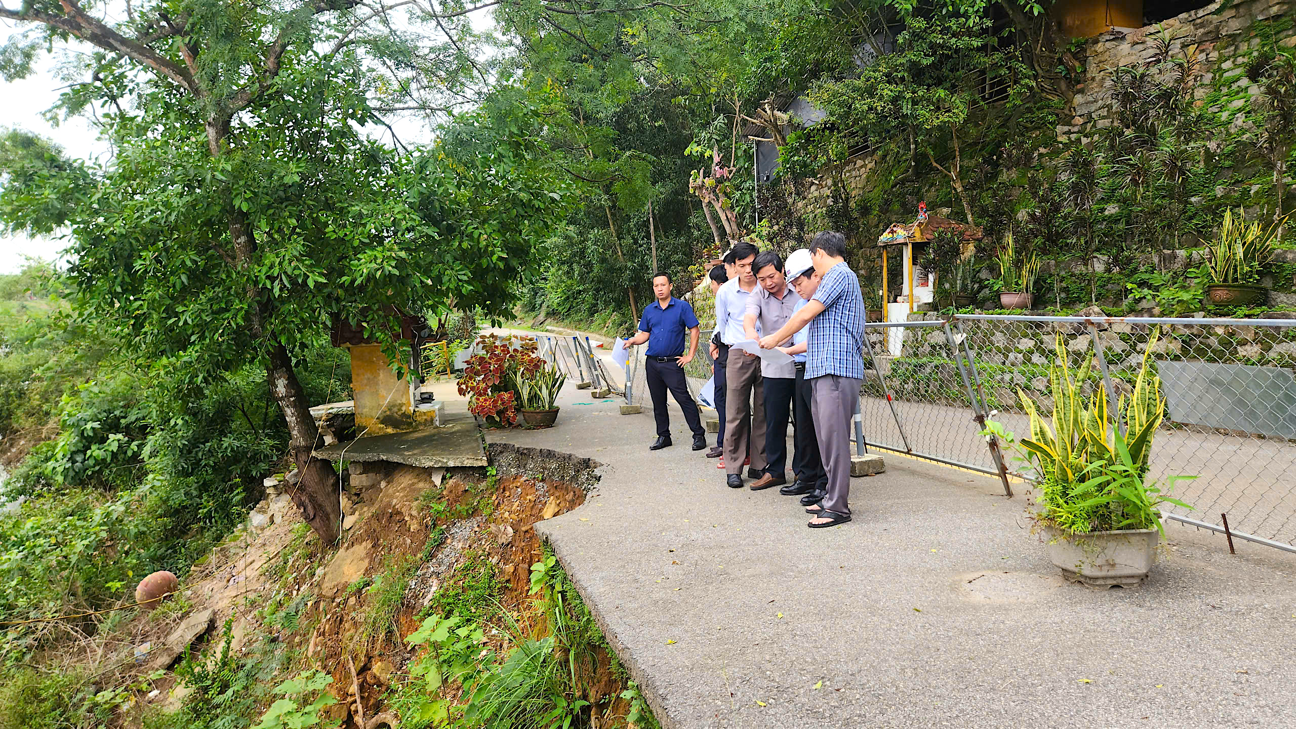 Sạt lở nghiêm trọng trên tuyến đường huyết mạch ở Quảng Ngãi- Ảnh 5.