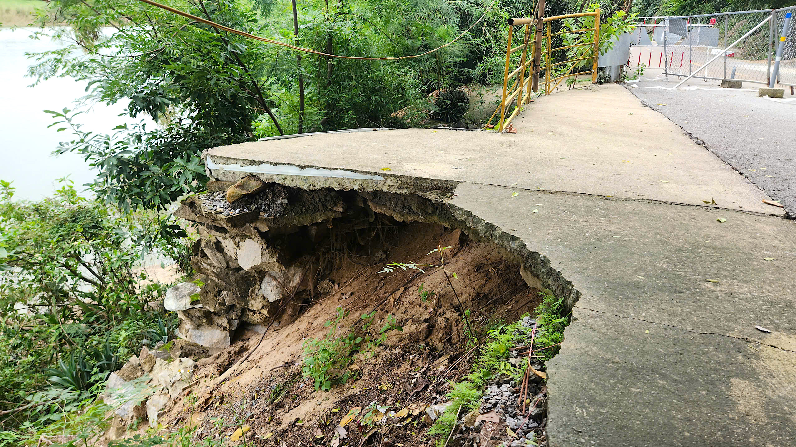 Sạt lở nghiêm trọng trên tuyến đường huyết mạch ở Quảng Ngãi- Ảnh 7.