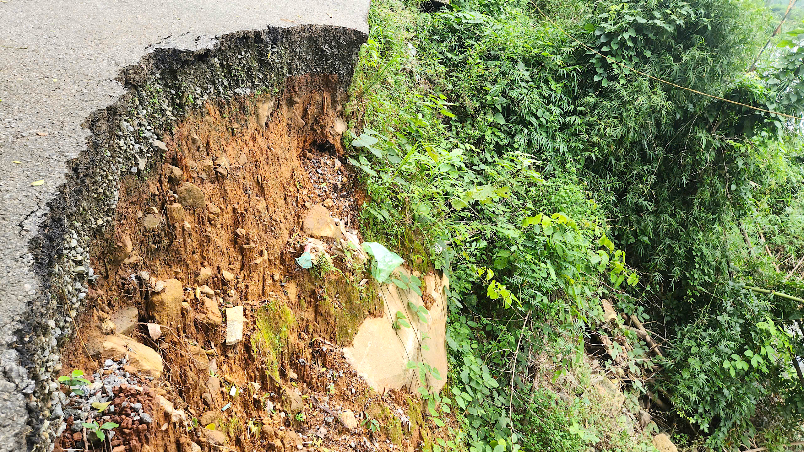 Sạt lở nghiêm trọng trên tuyến đường huyết mạch ở Quảng Ngãi- Ảnh 8.