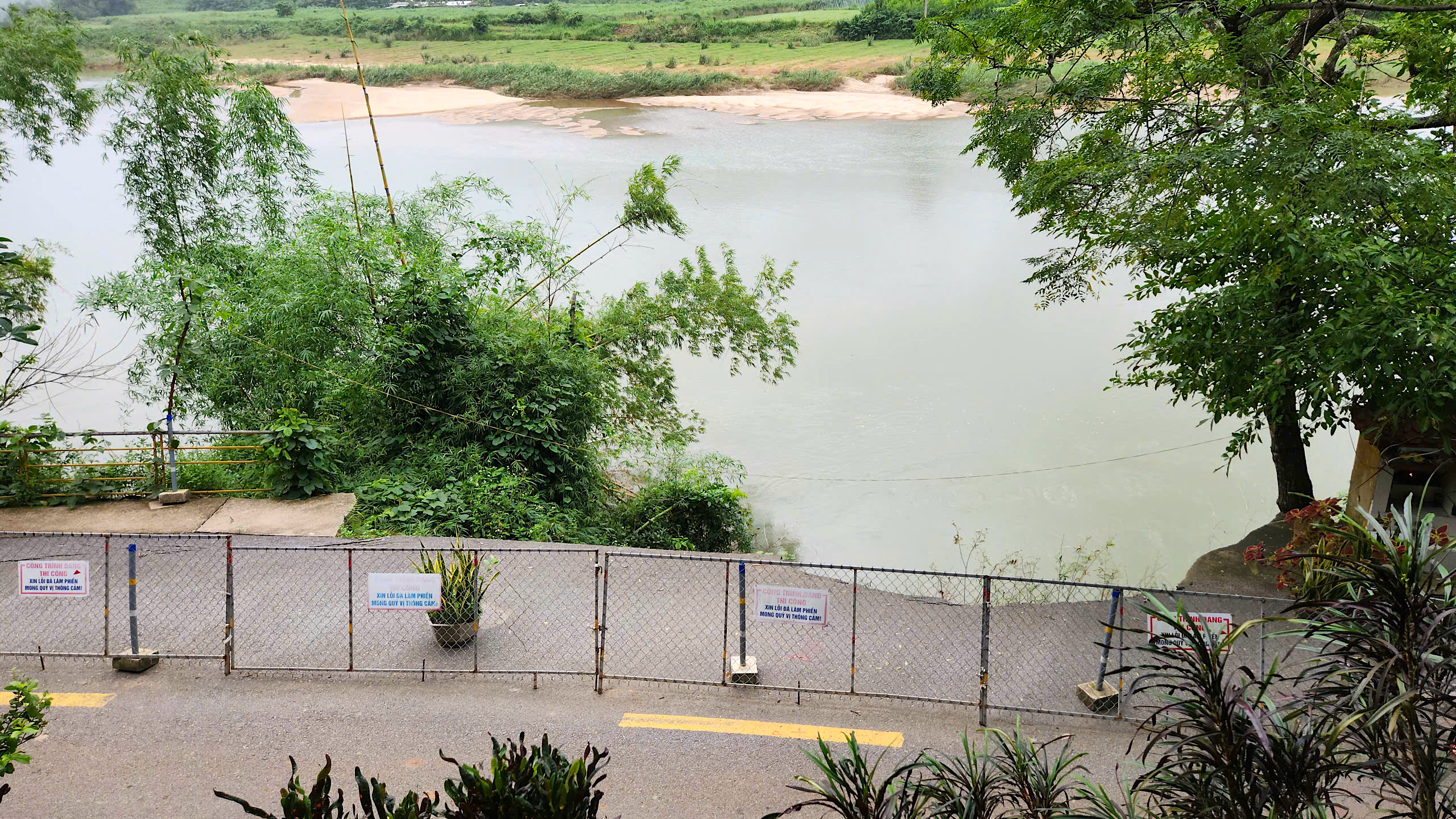 Sạt lở nghiêm trọng trên tuyến đường huyết mạch ở Quảng Ngãi- Ảnh 6.