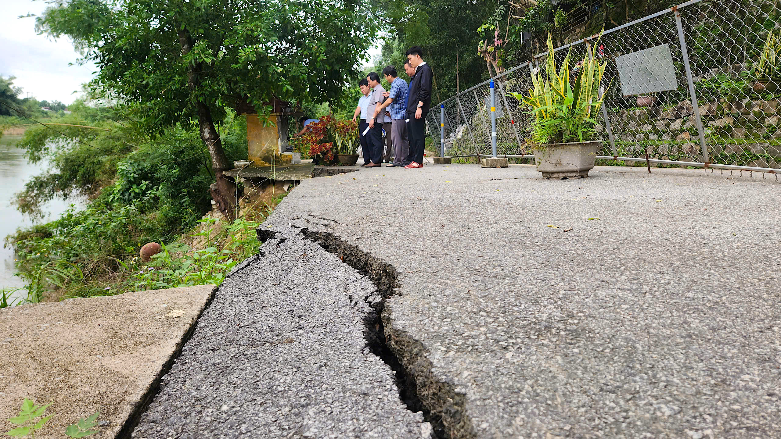 Sạt lở nghiêm trọng trên tuyến đường huyết mạch ở Quảng Ngãi- Ảnh 9.