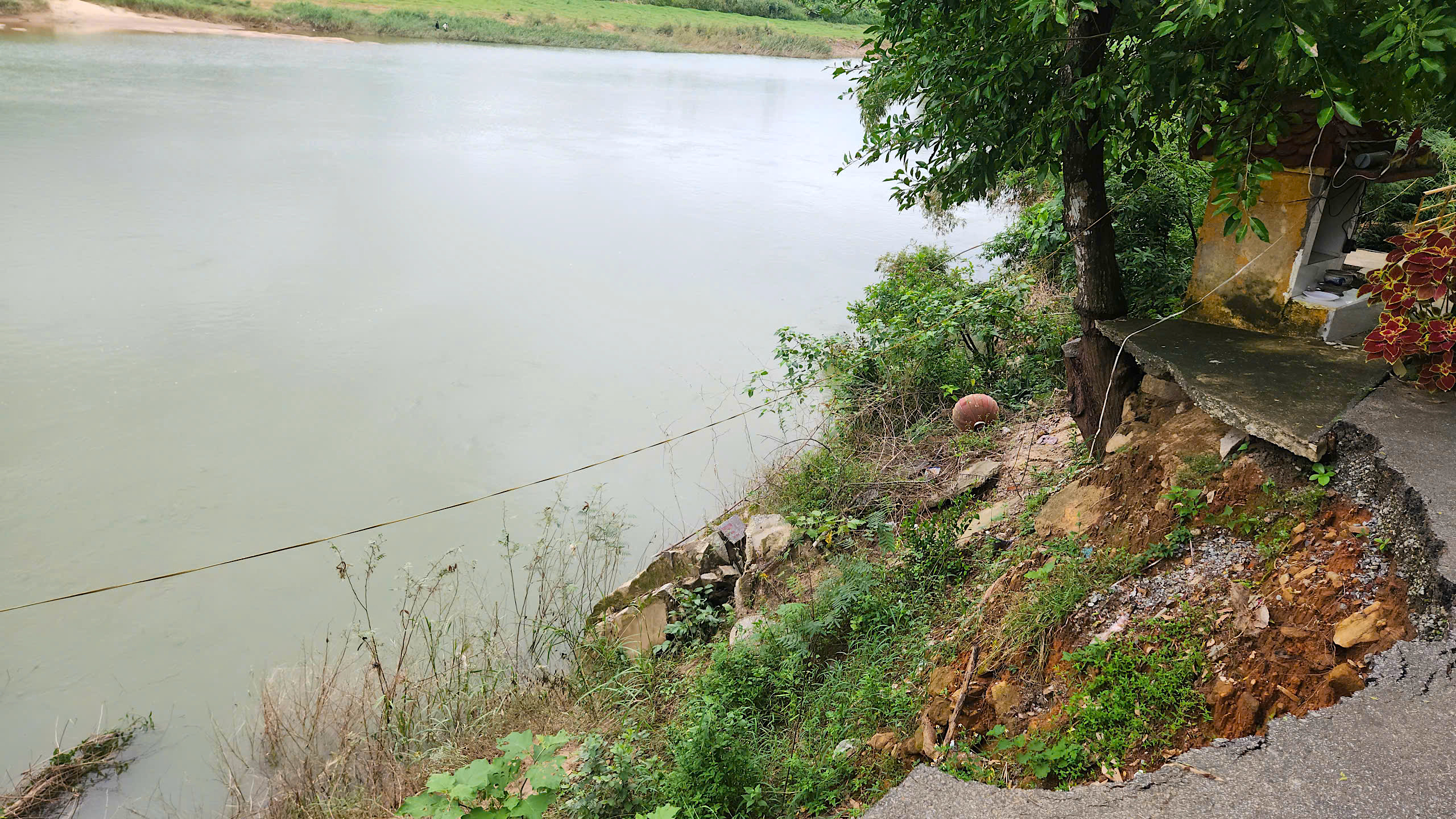 Sạt lở nghiêm trọng trên tuyến đường huyết mạch ở Quảng Ngãi- Ảnh 10.