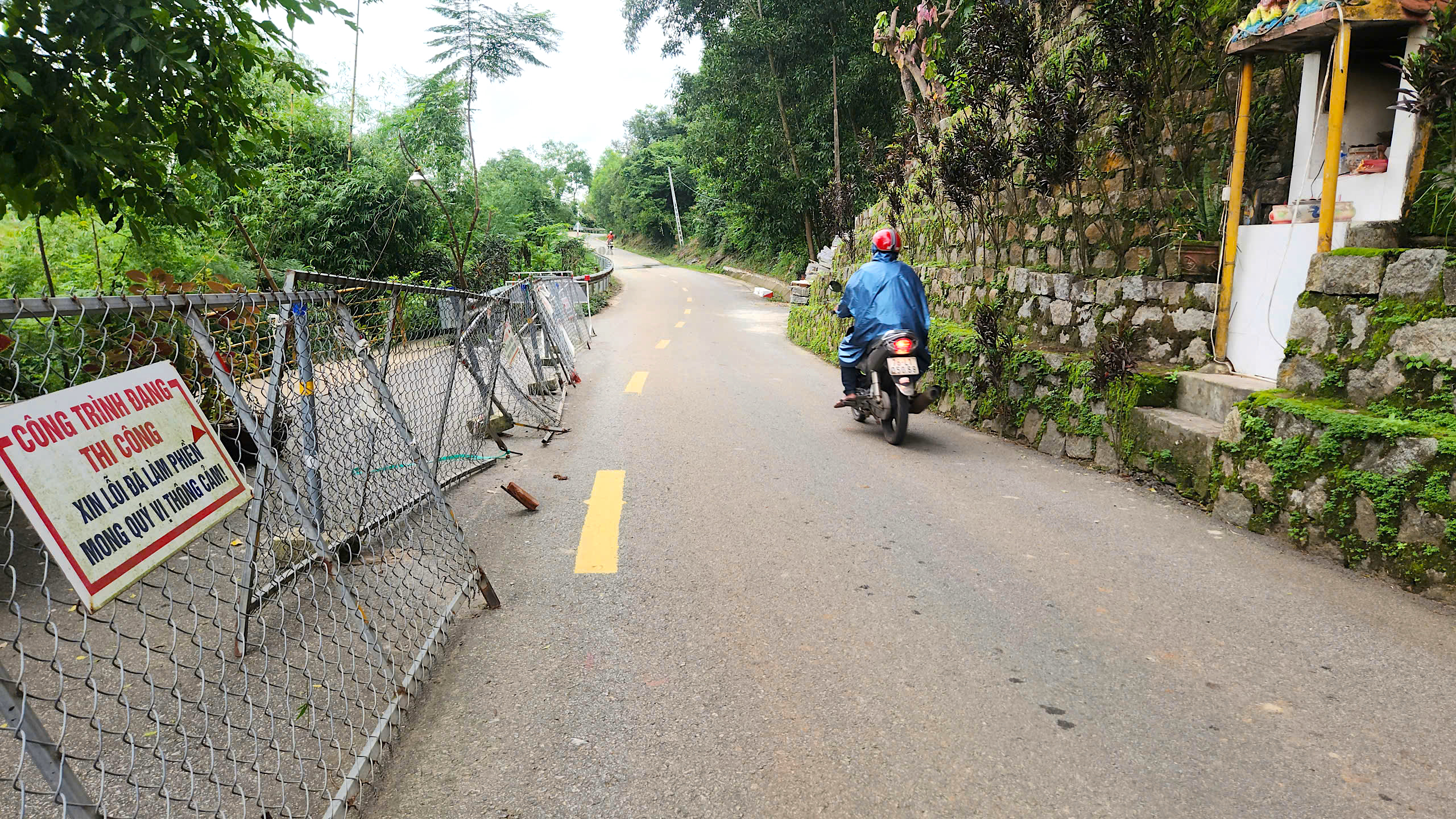 Sạt lở nghiêm trọng trên tuyến đường huyết mạch ở Quảng Ngãi- Ảnh 1.