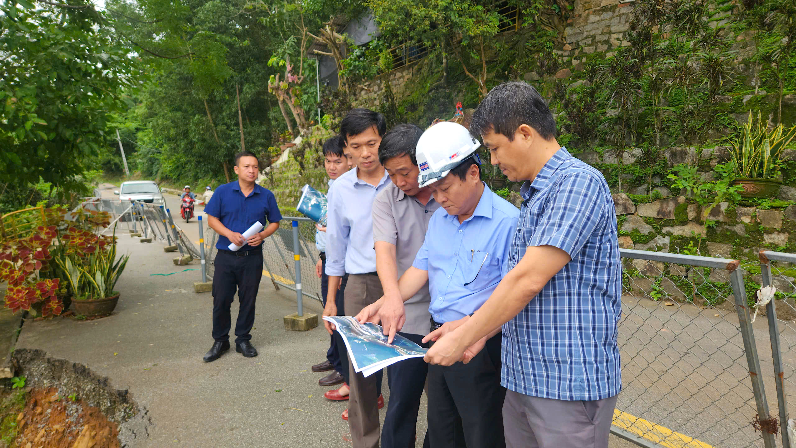 Sạt lở nghiêm trọng trên tuyến đường huyết mạch ở Quảng Ngãi- Ảnh 11.