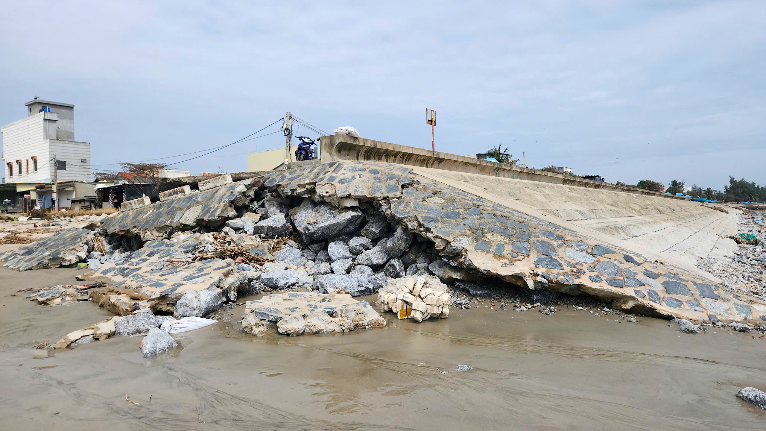 Kè biển giúp người dân Quảng Ngãi chống chọi với những con sóng dữ- Ảnh 7.