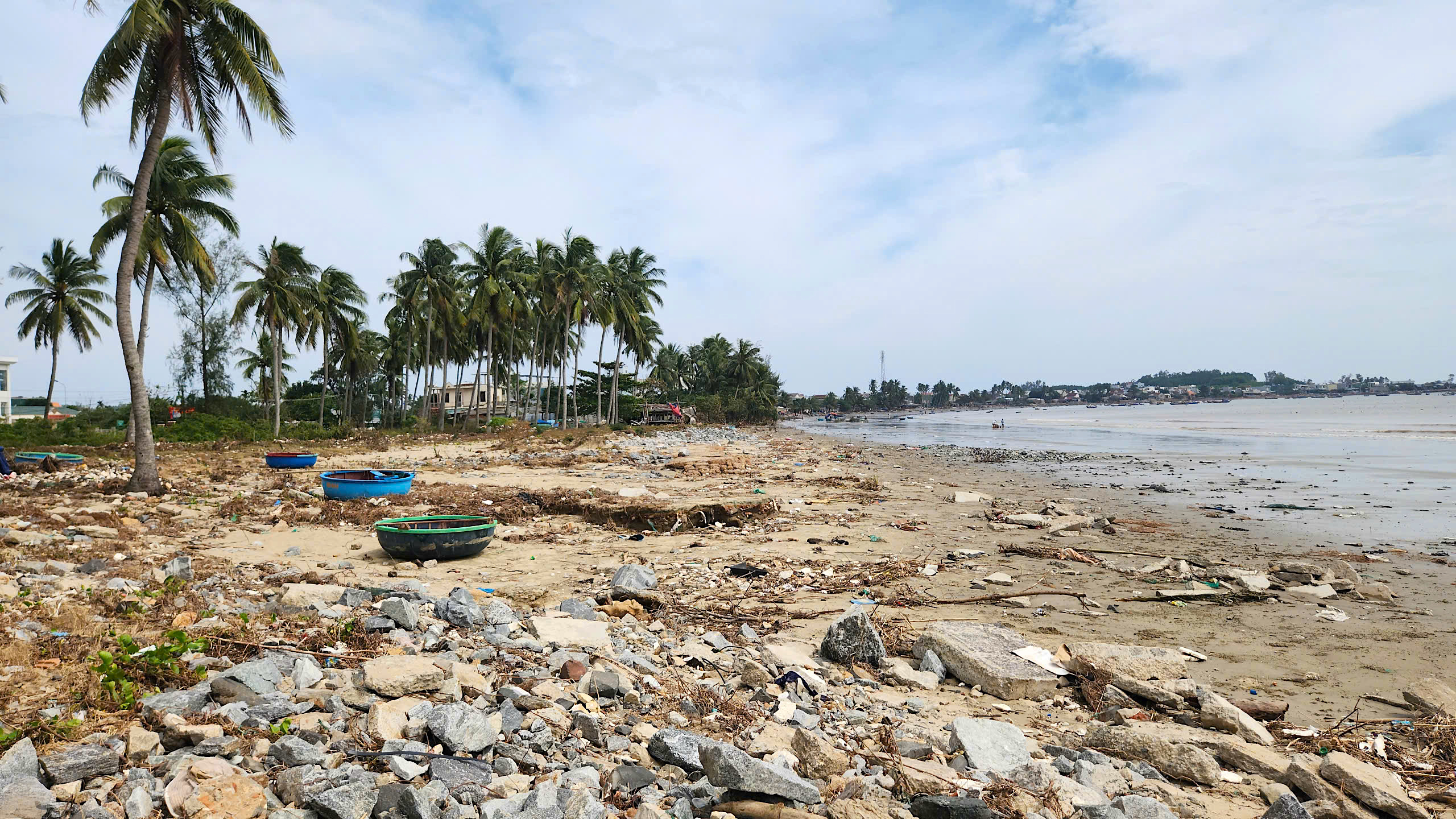 Kè biển giúp người dân Quảng Ngãi chống chọi với những con sóng dữ- Ảnh 1.