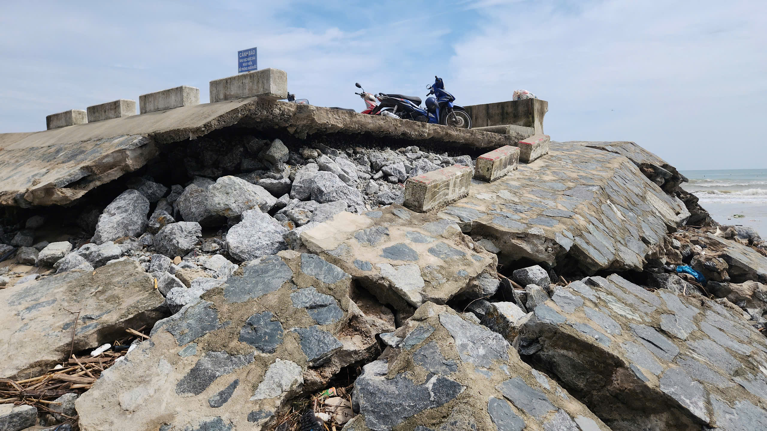 Kè biển giúp người dân Quảng Ngãi chống chọi với những con sóng dữ- Ảnh 8.