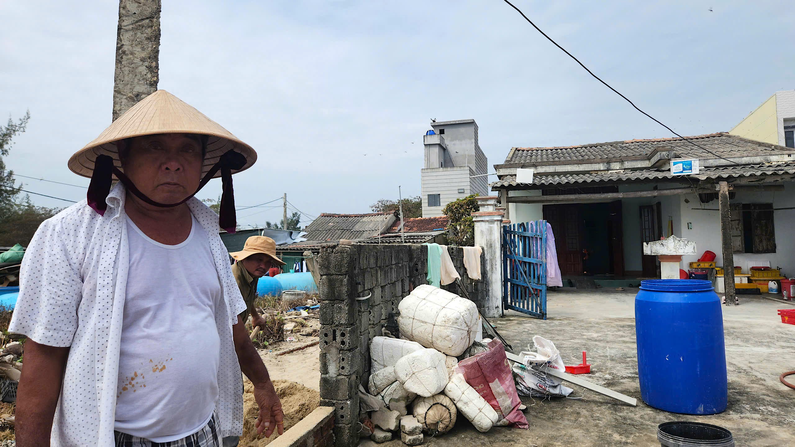 Kè biển giúp người dân Quảng Ngãi chống chọi với những con sóng dữ- Ảnh 4.