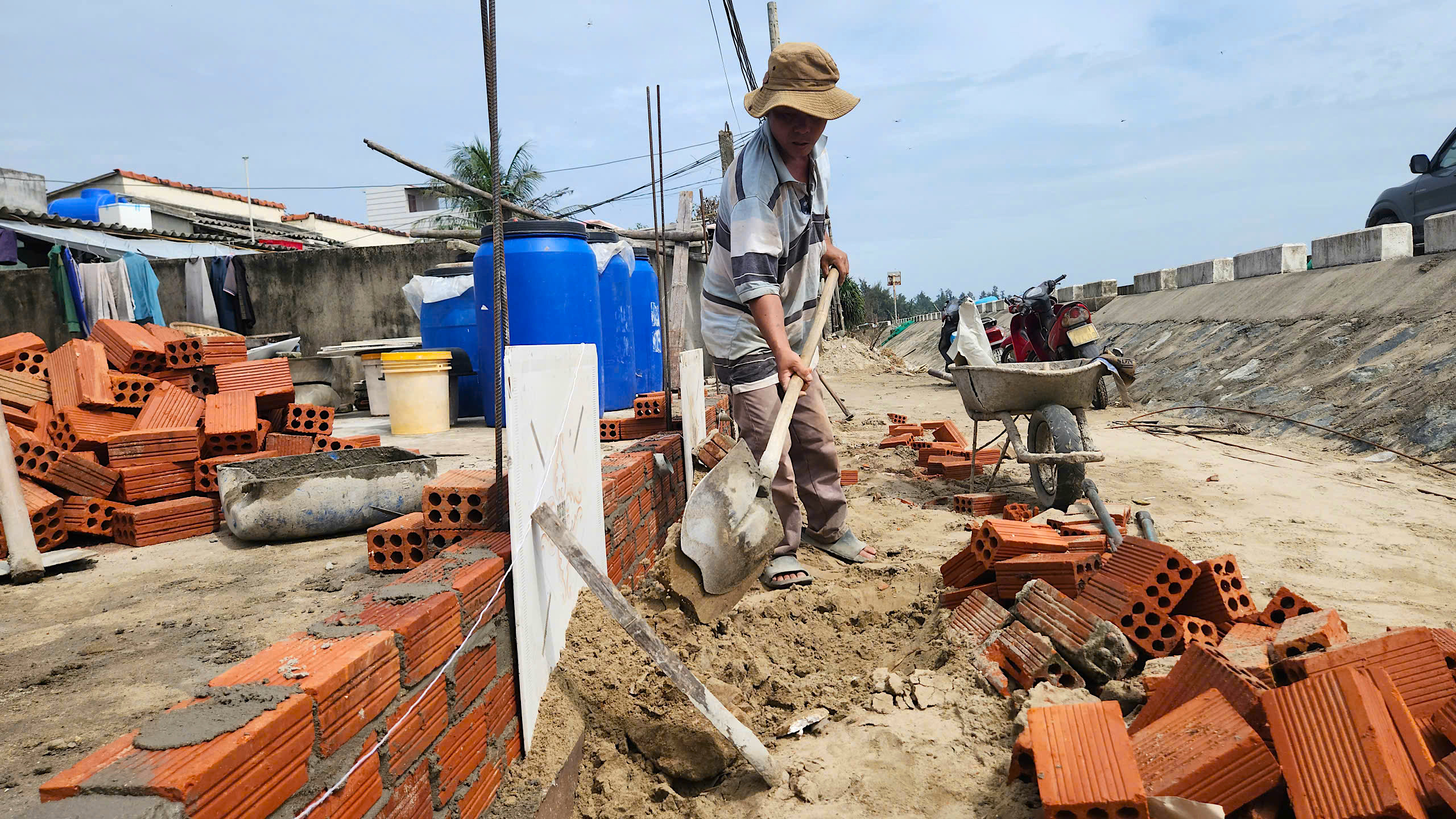 Kè biển giúp người dân Quảng Ngãi chống chọi với những con sóng dữ- Ảnh 5.