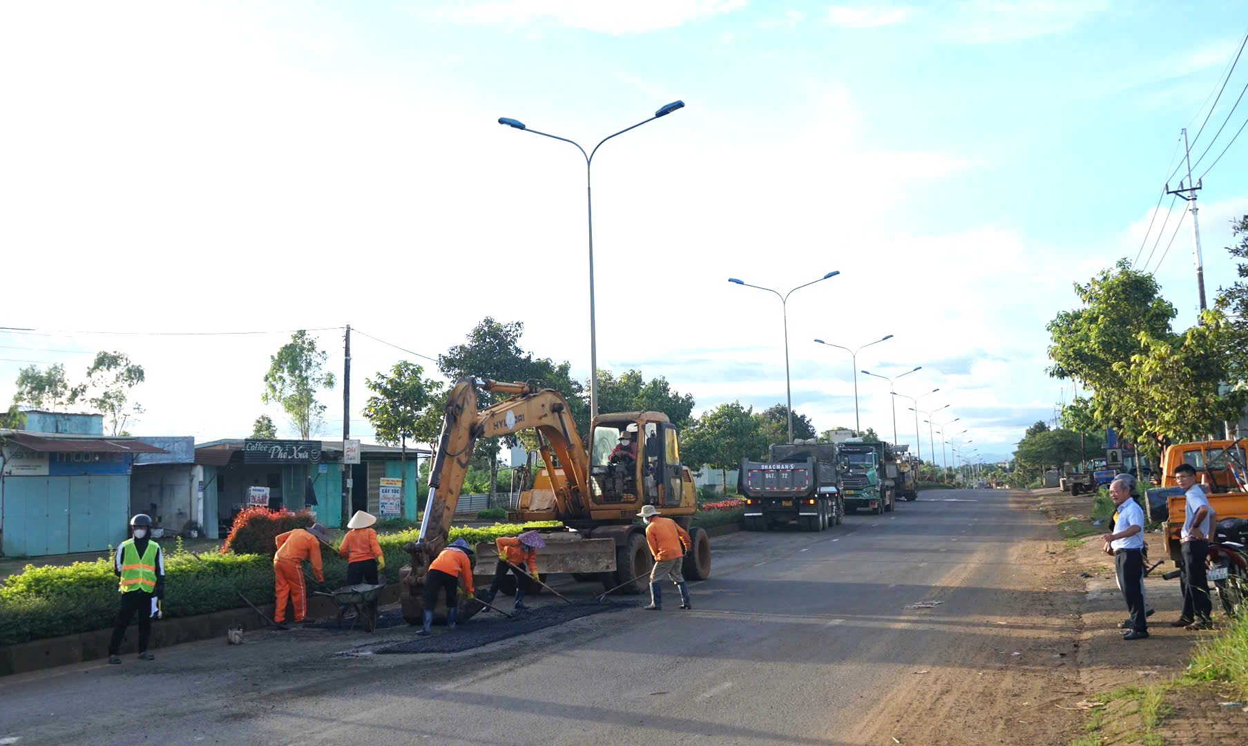 Thi công đảm bảo an toàn giao thông đường Hồ Chí Minh đoạn Quảng Ngãi - Gia Lai- Ảnh 1.
