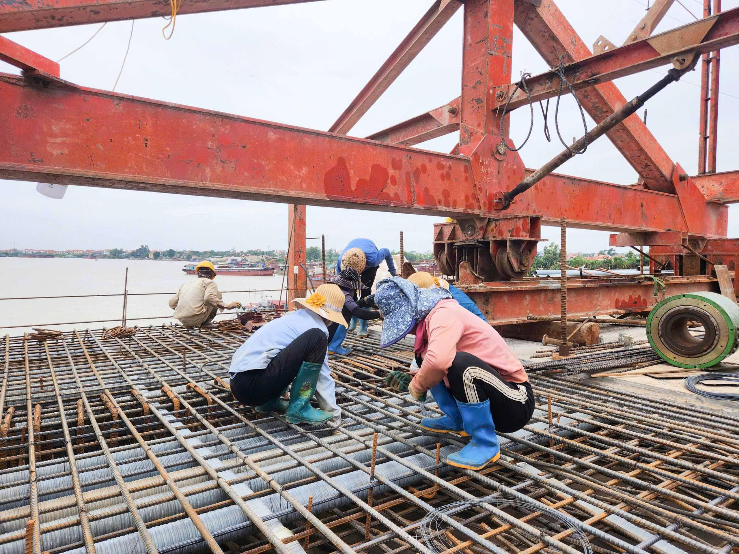 Sau chỉ đạo của Chủ tịch tỉnh Bắc Ninh, cầu gần 2.200 tỷ đồng thi công ra sao?- Ảnh 10.