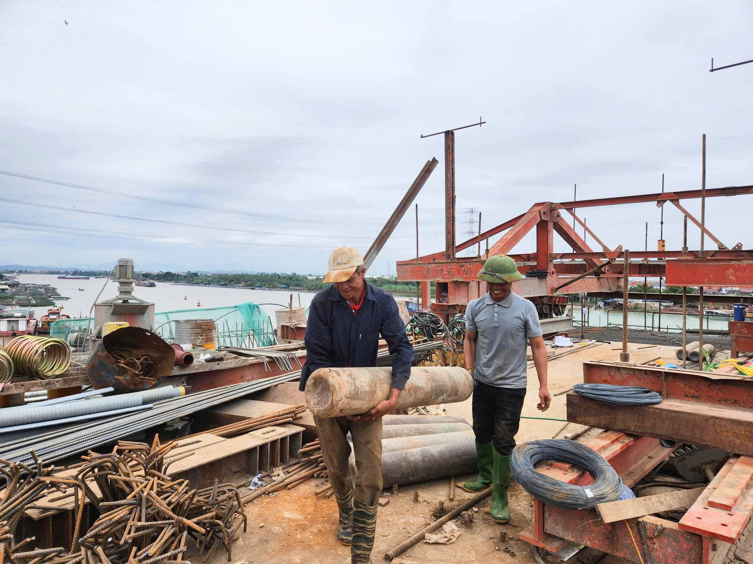 Sau chỉ đạo của Chủ tịch tỉnh Bắc Ninh, cầu gần 2.200 tỷ đồng thi công ra sao?- Ảnh 13.