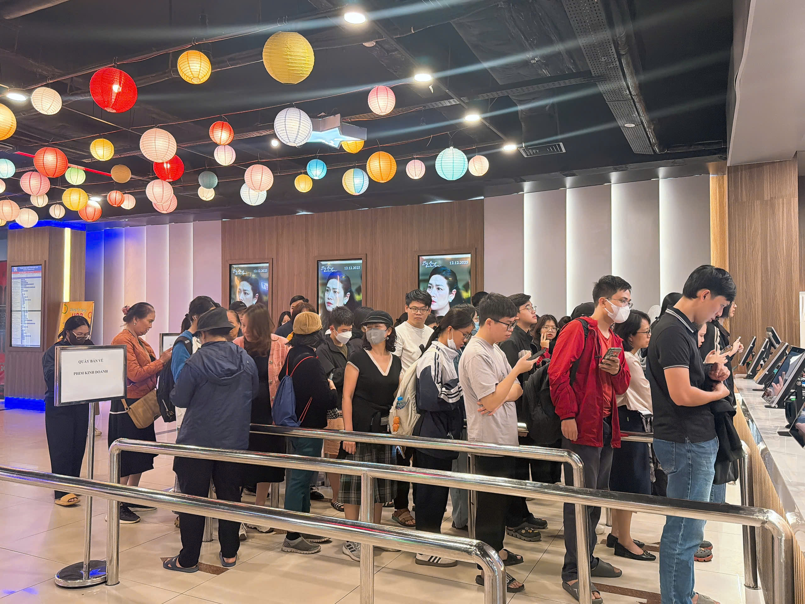 Khán giả nhận vé xem miễn phí "Mưa đỏ", "Bộ tứ báo thủ" ở đâu?- Ảnh 5.