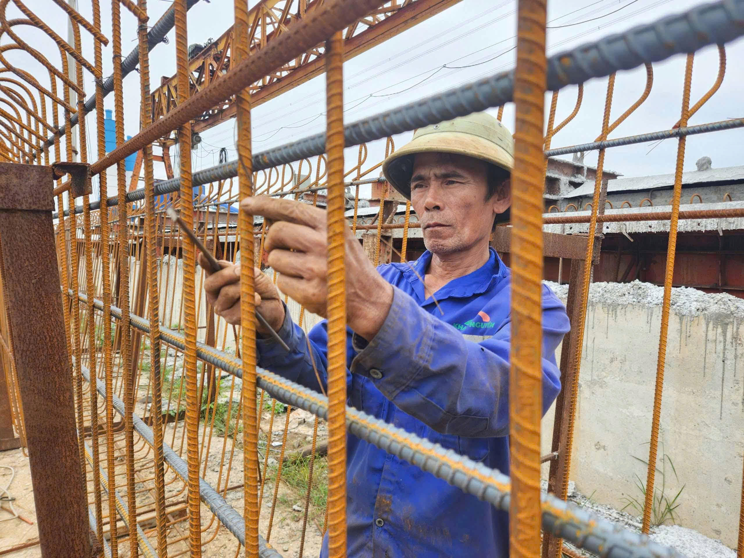 Sau chỉ đạo của Chủ tịch tỉnh Bắc Ninh, cầu gần 2.200 tỷ đồng thi công ra sao?- Ảnh 14.