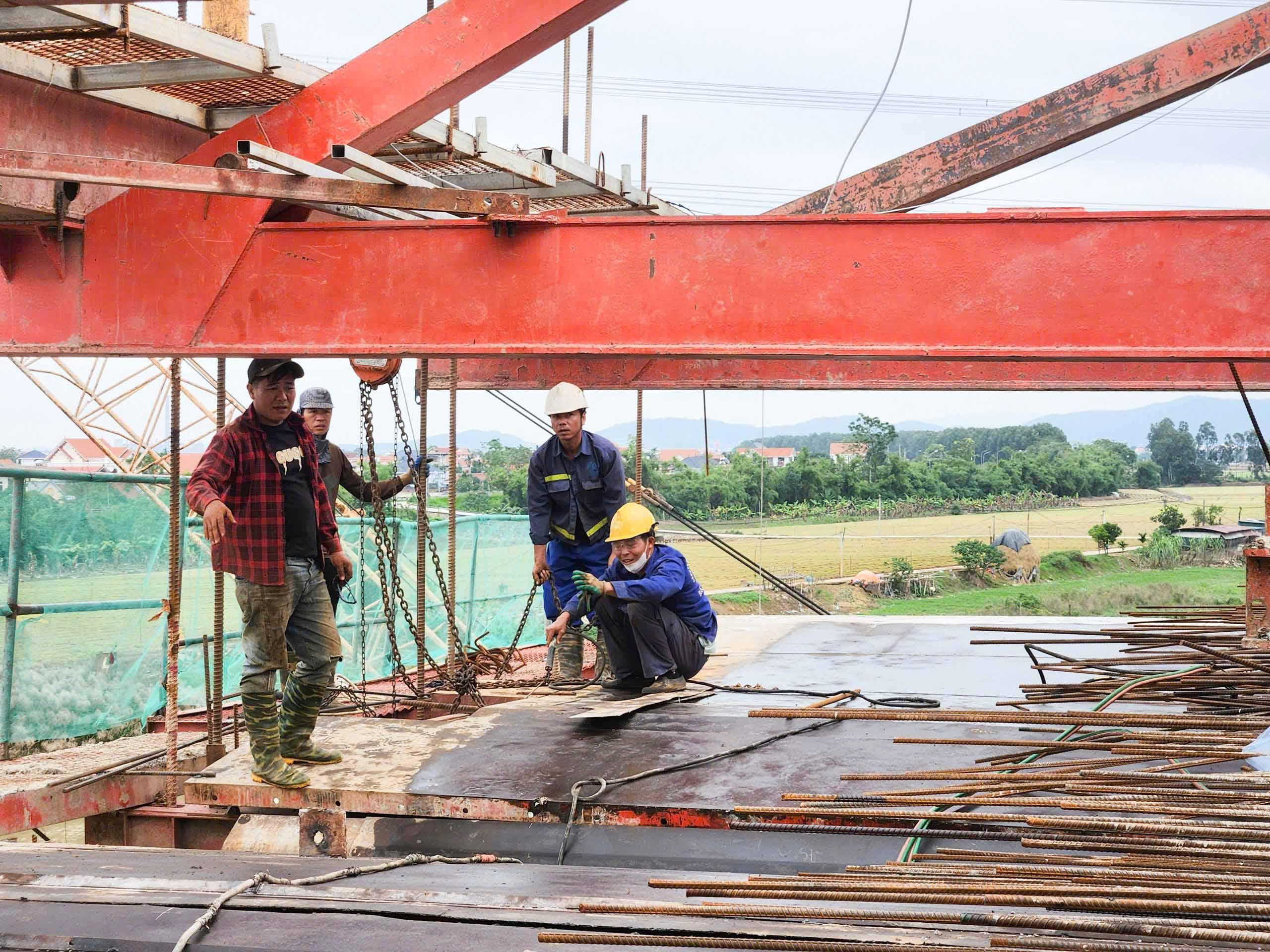 Sau chỉ đạo của Chủ tịch tỉnh Bắc Ninh, cầu gần 2.200 tỷ đồng thi công ra sao?- Ảnh 3.