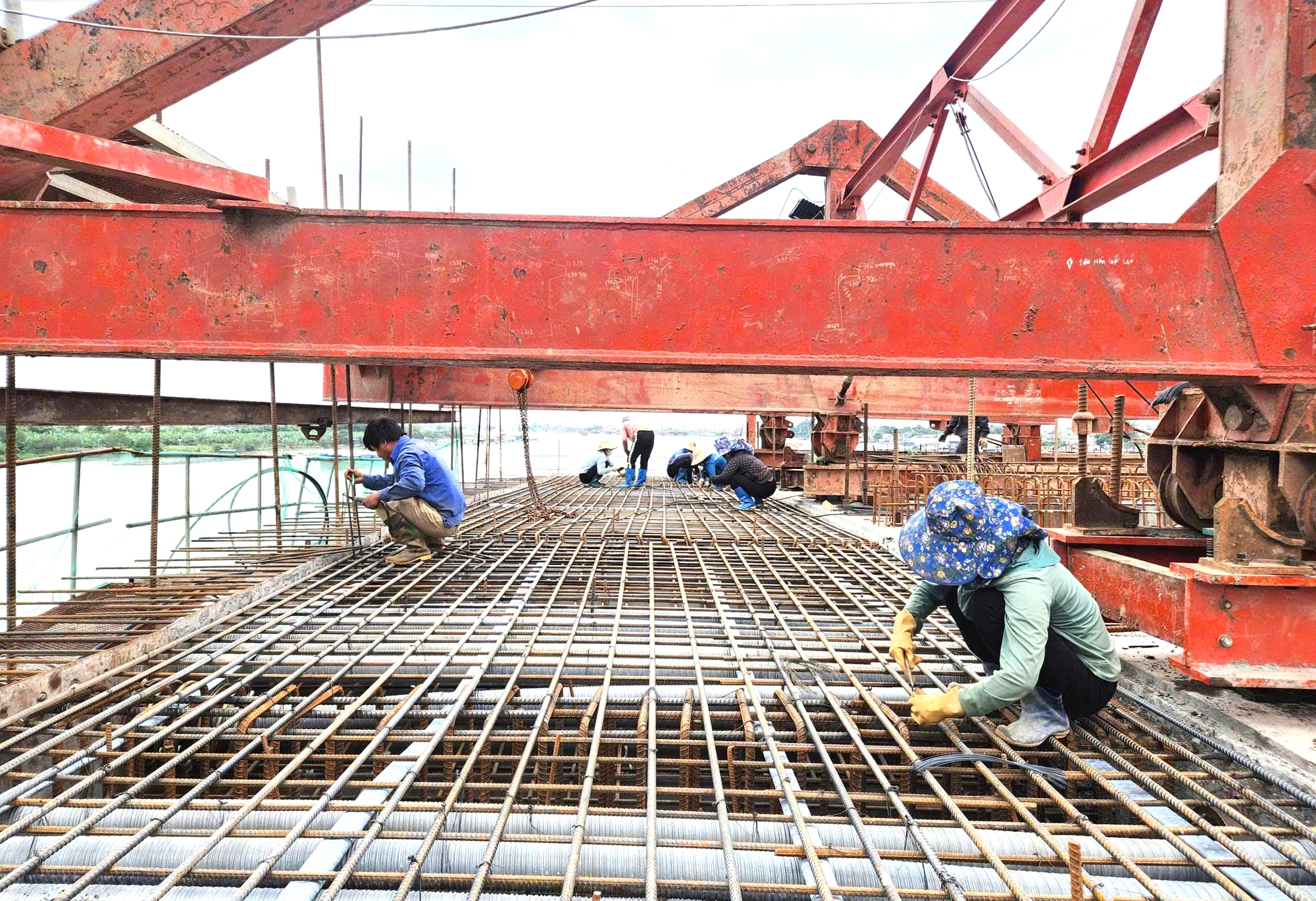 Sau chỉ đạo của Chủ tịch tỉnh Bắc Ninh, cầu gần 2.200 tỷ đồng thi công ra sao?- Ảnh 4.