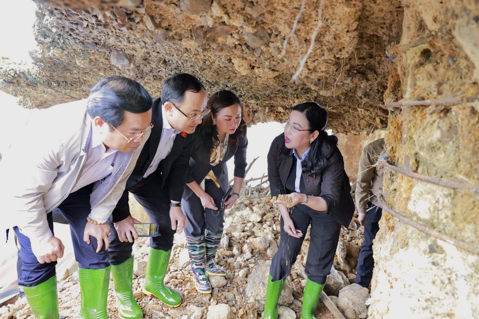 Phú Thọ: Đoàn công tác của Quốc hội khảo sát thực tế sự cố cầu Sông Lô- Ảnh 3.