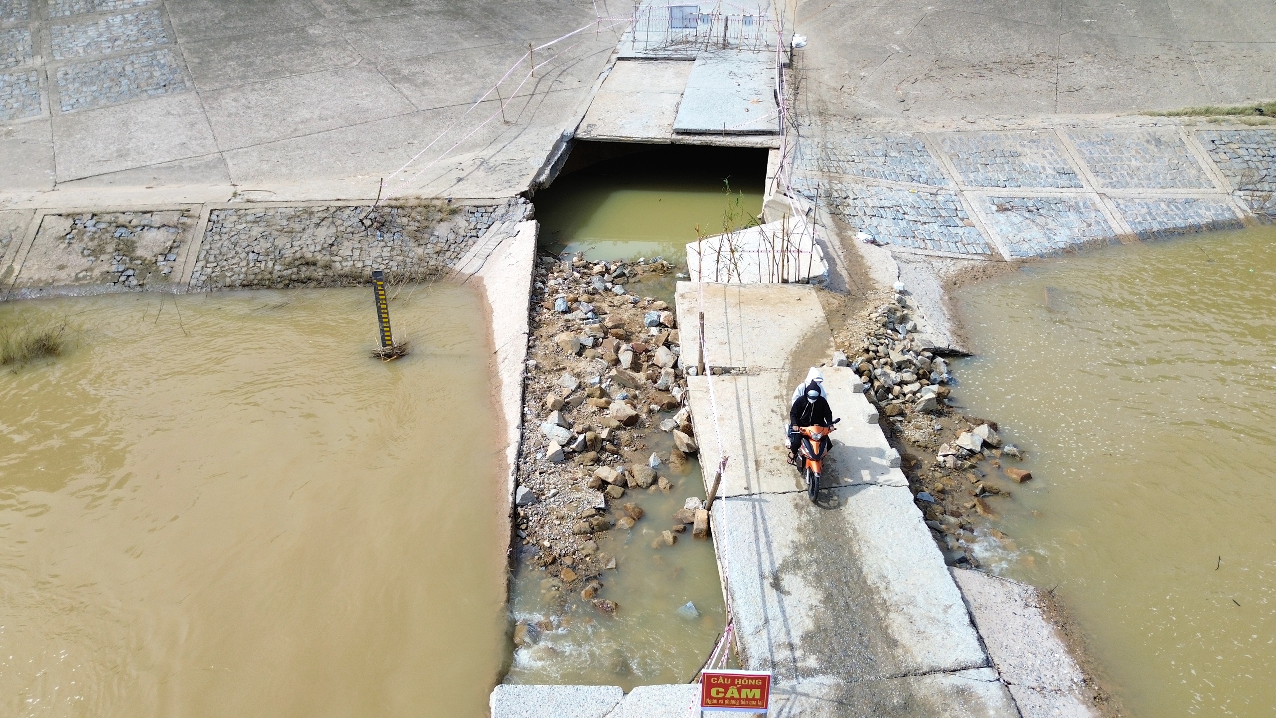 Quảng Ngãi: Người dân liều mình băng qua cầu tràn bị lũ cuốn trôi mặt bê tông- Ảnh 4.