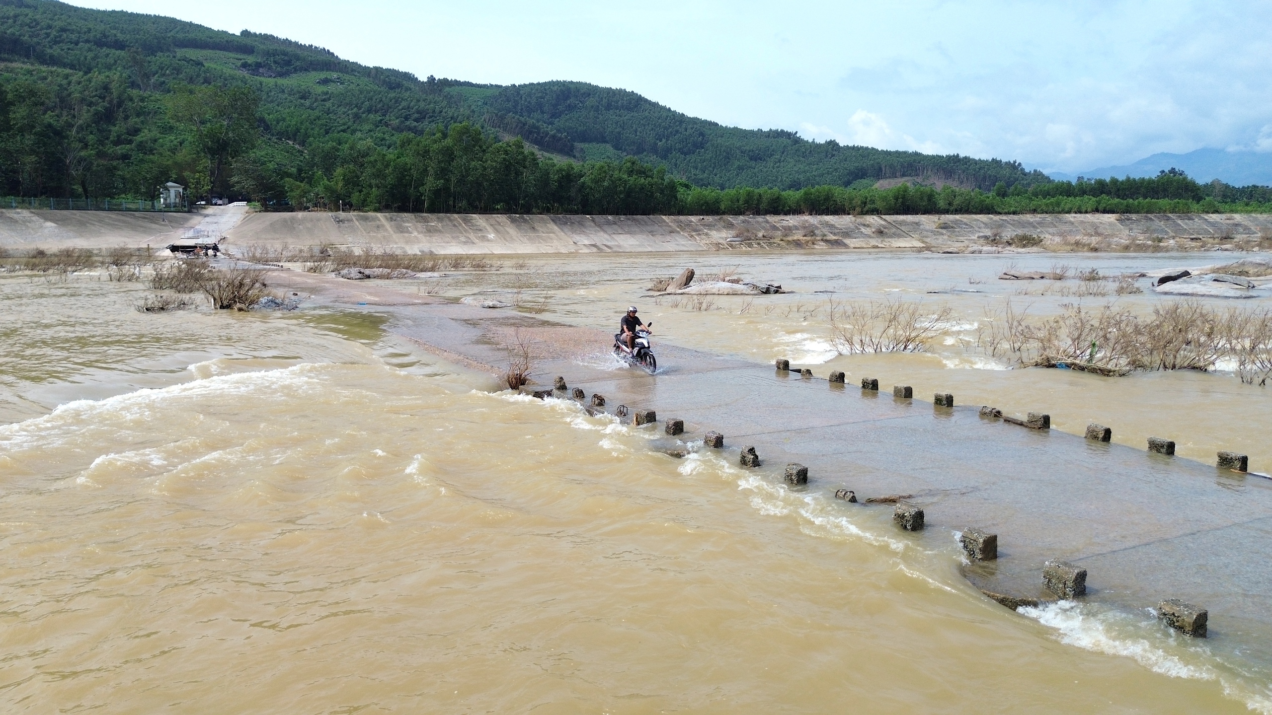 Quảng Ngãi: Người dân liều mình băng qua cầu tràn bị lũ cuốn trôi mặt bê tông- Ảnh 10.