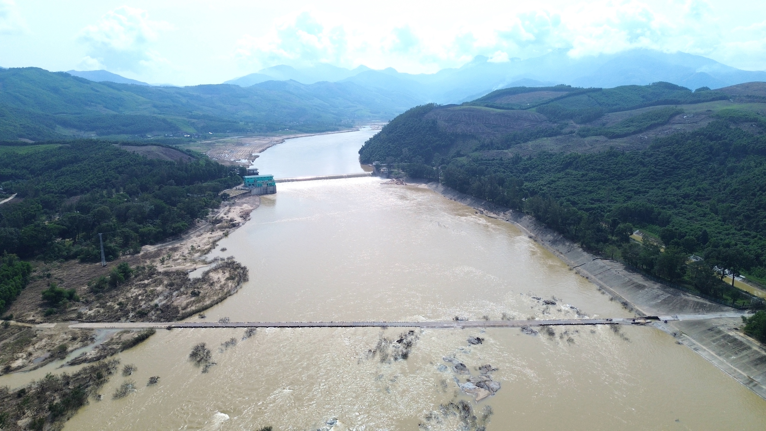 Quảng Ngãi: Người dân liều mình băng qua cầu tràn bị lũ cuốn trôi mặt bê tông- Ảnh 12.
