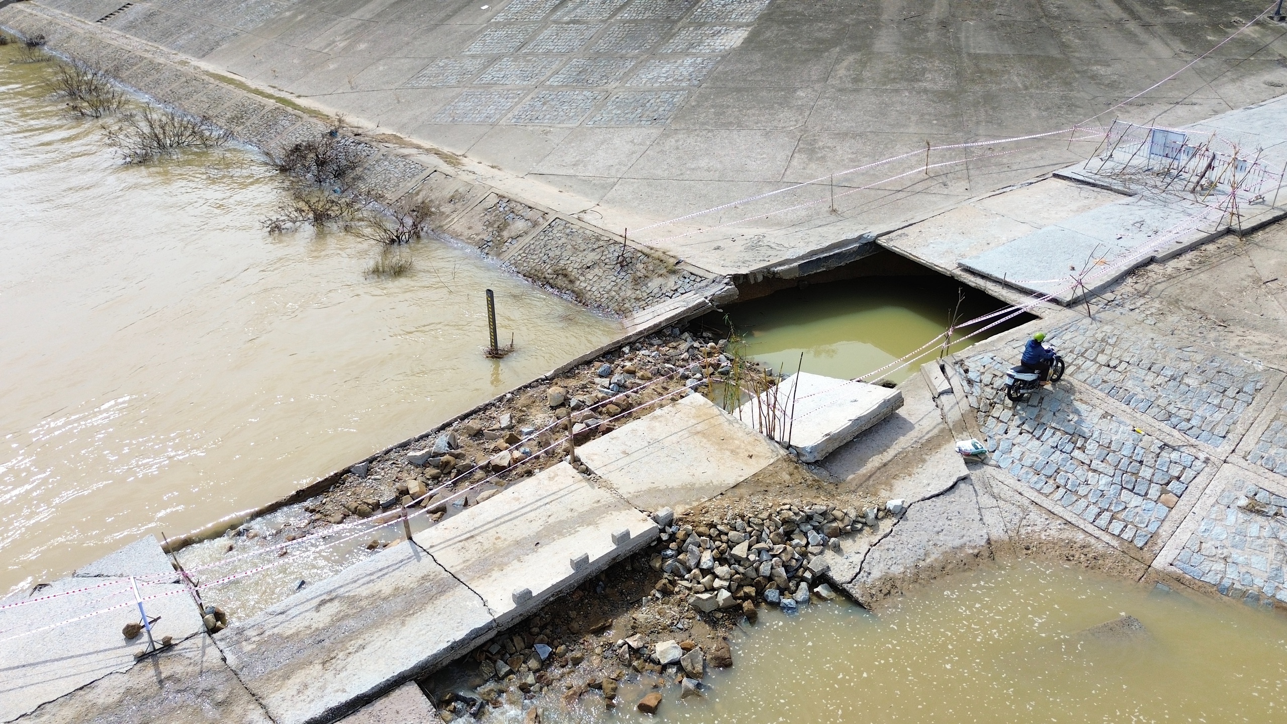 Quảng Ngãi: Người dân liều mình băng qua cầu tràn bị lũ cuốn trôi mặt bê tông- Ảnh 7.