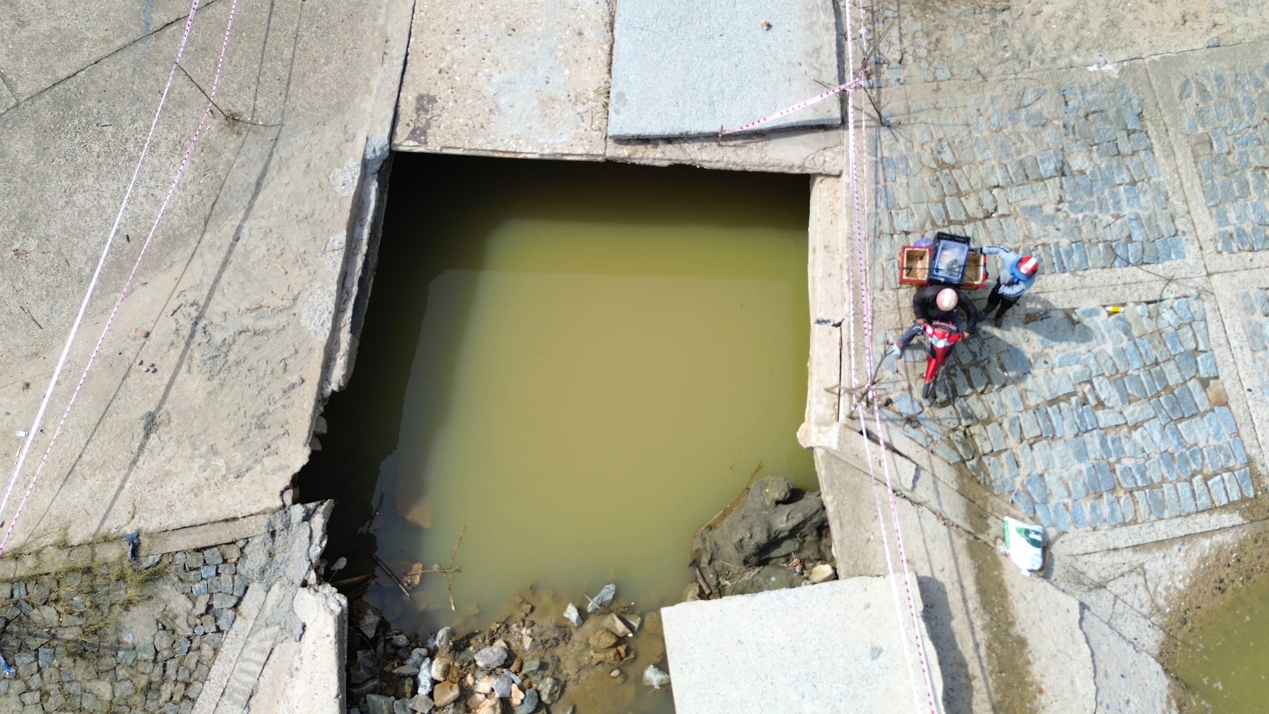 Quảng Ngãi: Người dân liều mình băng qua cầu tràn bị lũ cuốn trôi mặt bê tông- Ảnh 6.