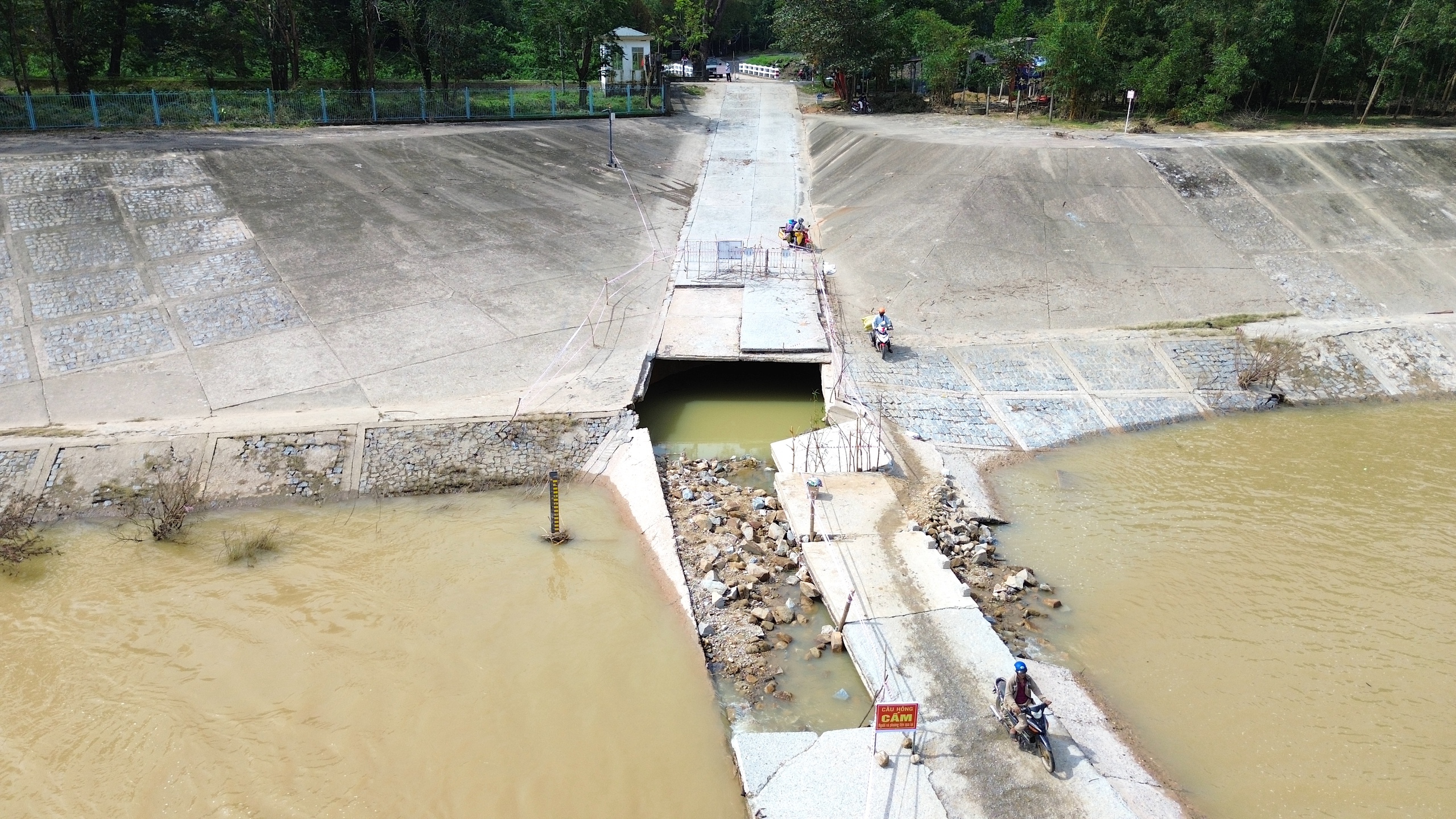 Quảng Ngãi: Người dân liều mình băng qua cầu tràn bị lũ cuốn trôi mặt bê tông- Ảnh 9.