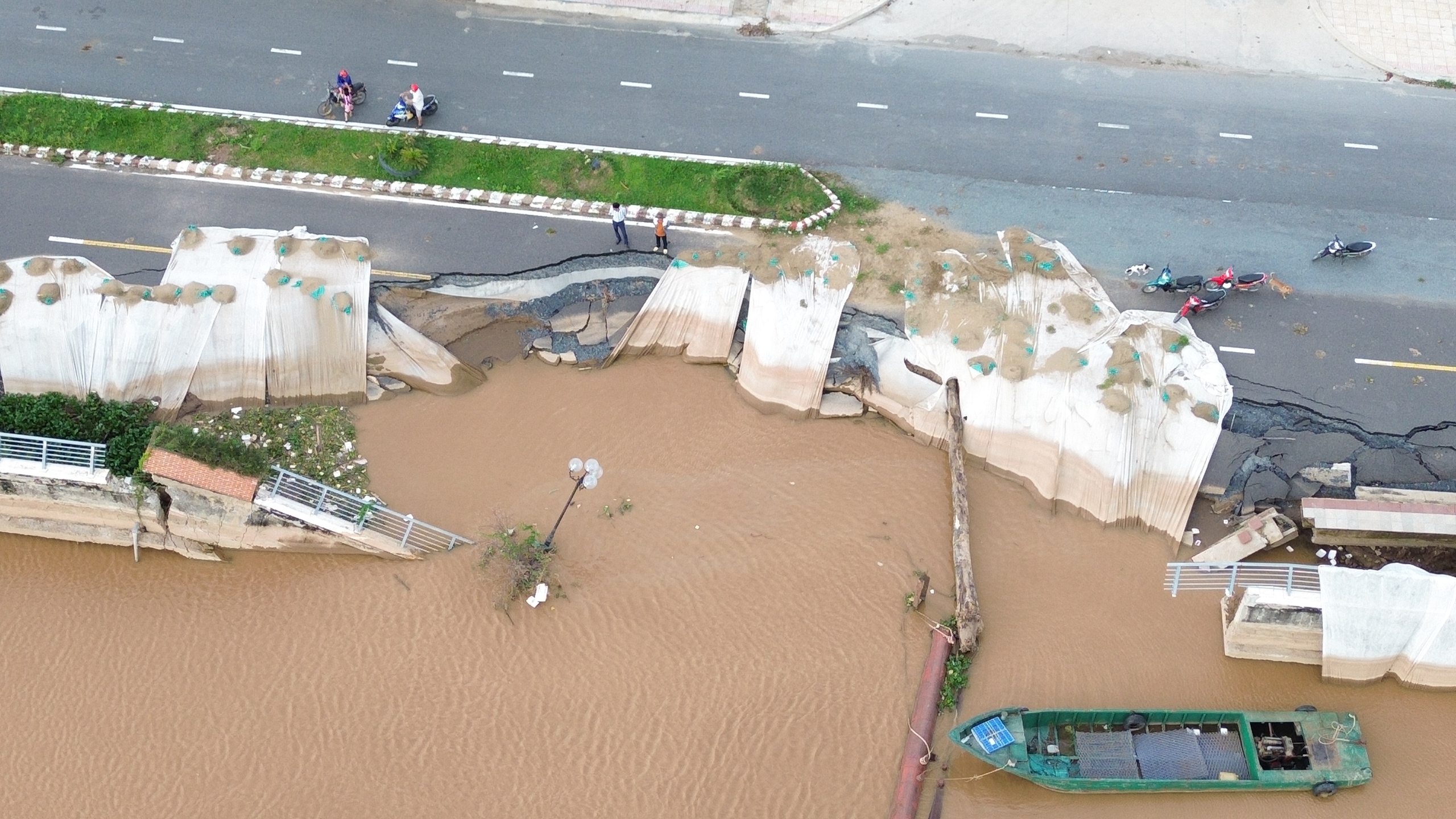 Đồng Tháp: Xây dựng khẩn cấp kè chống sạt lở sông Tiền- Ảnh 1.